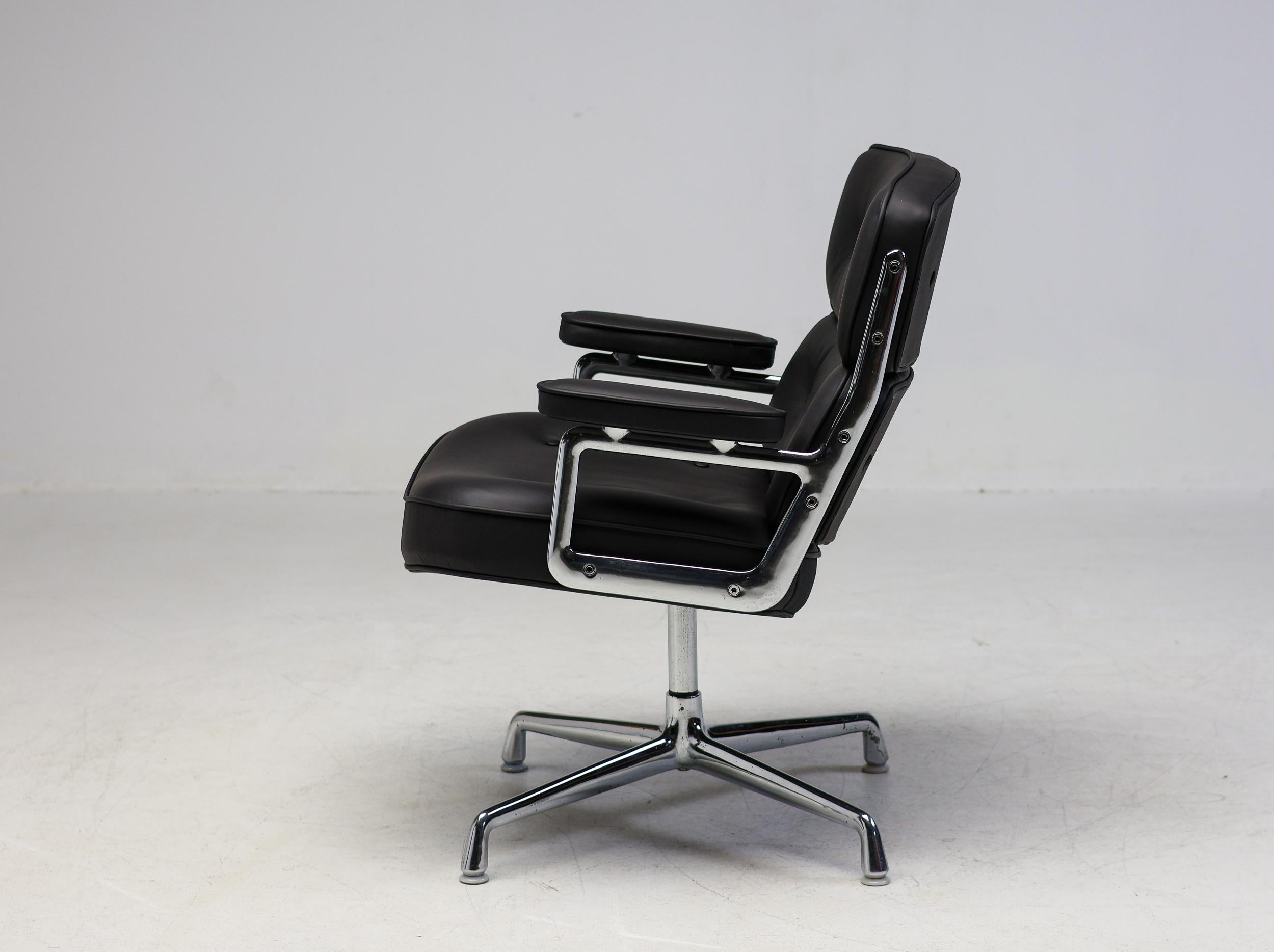 Vitra Charles & Ray Eames Executive Lobby Chair In Good Condition In Dronten, NL