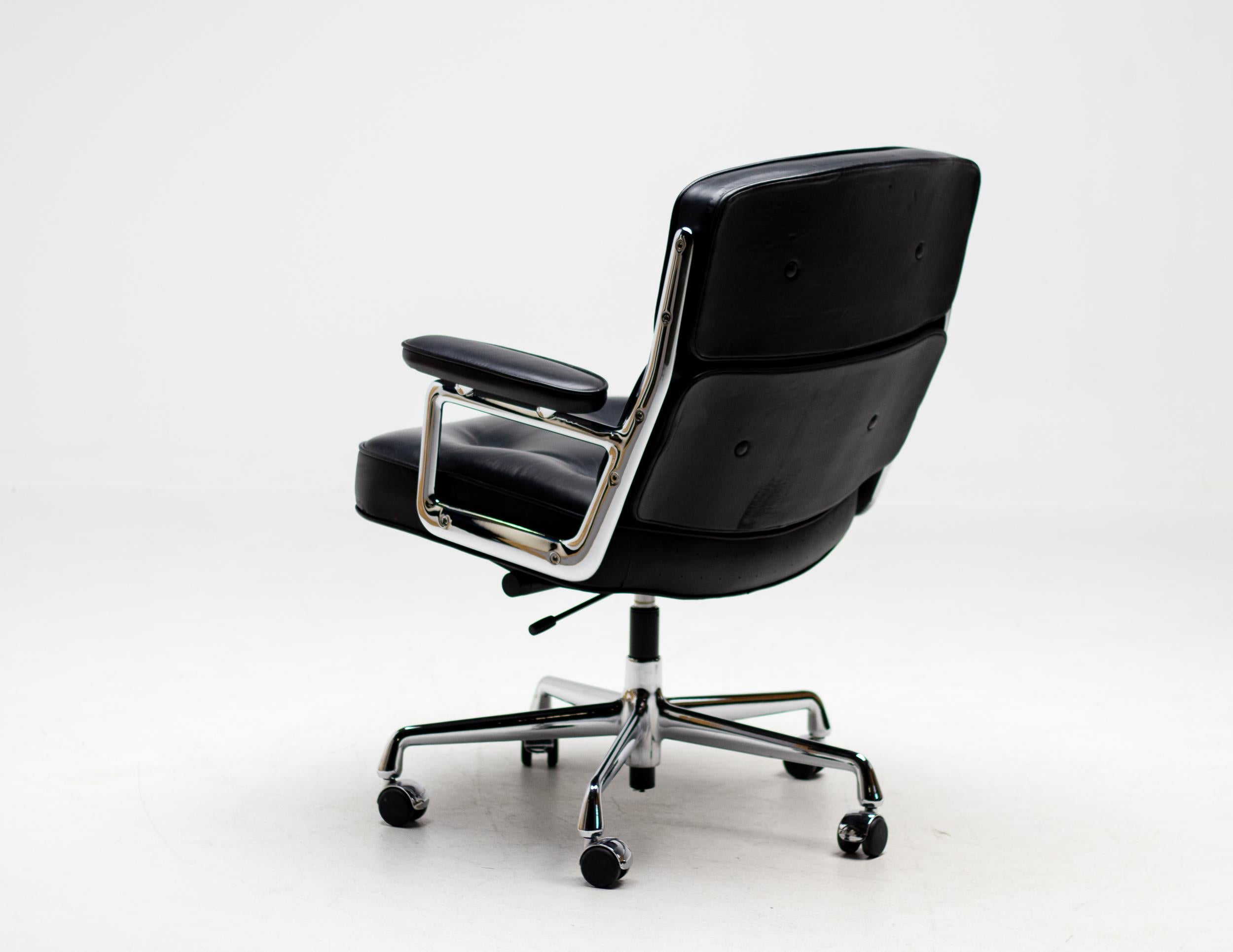 Aluminum Vitra Charles & Ray Eames Executive Lobby Chair