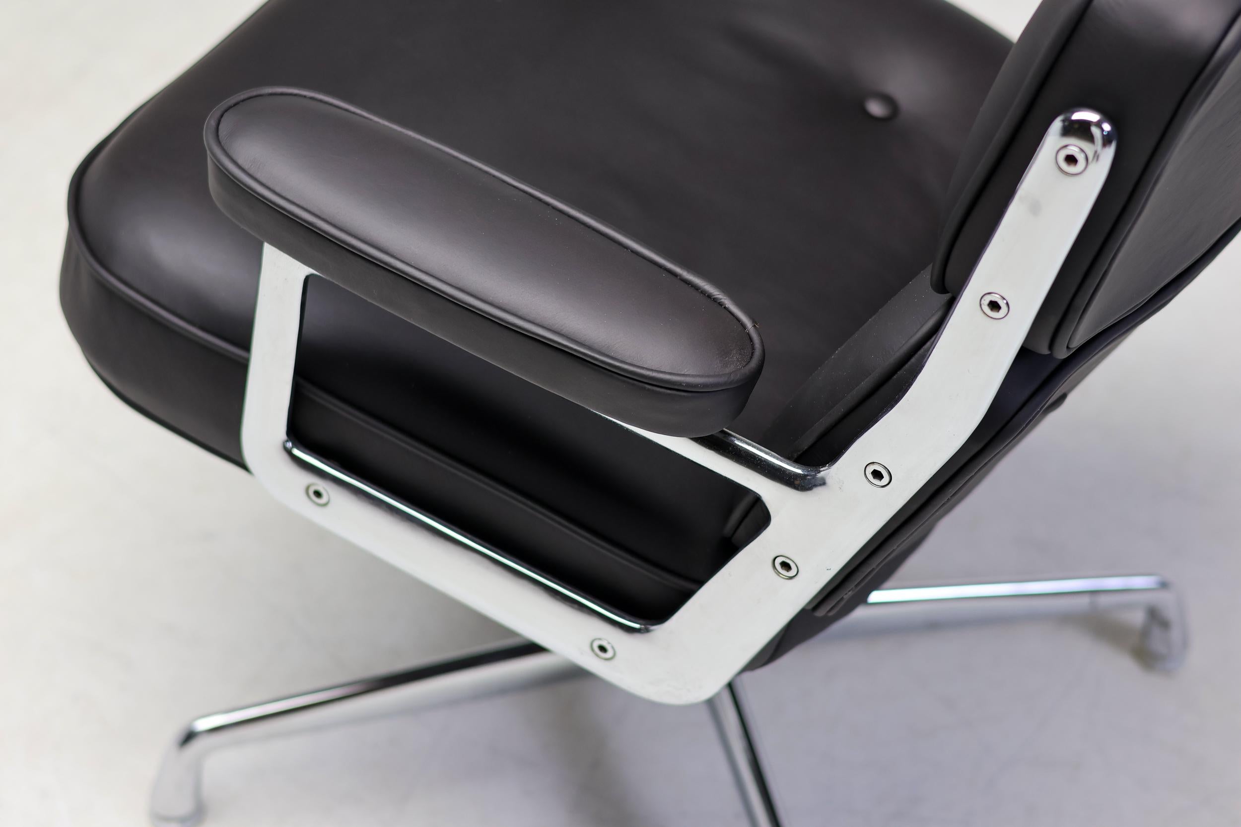 Aluminum Vitra Charles & Ray Eames Executive Lobby Chair