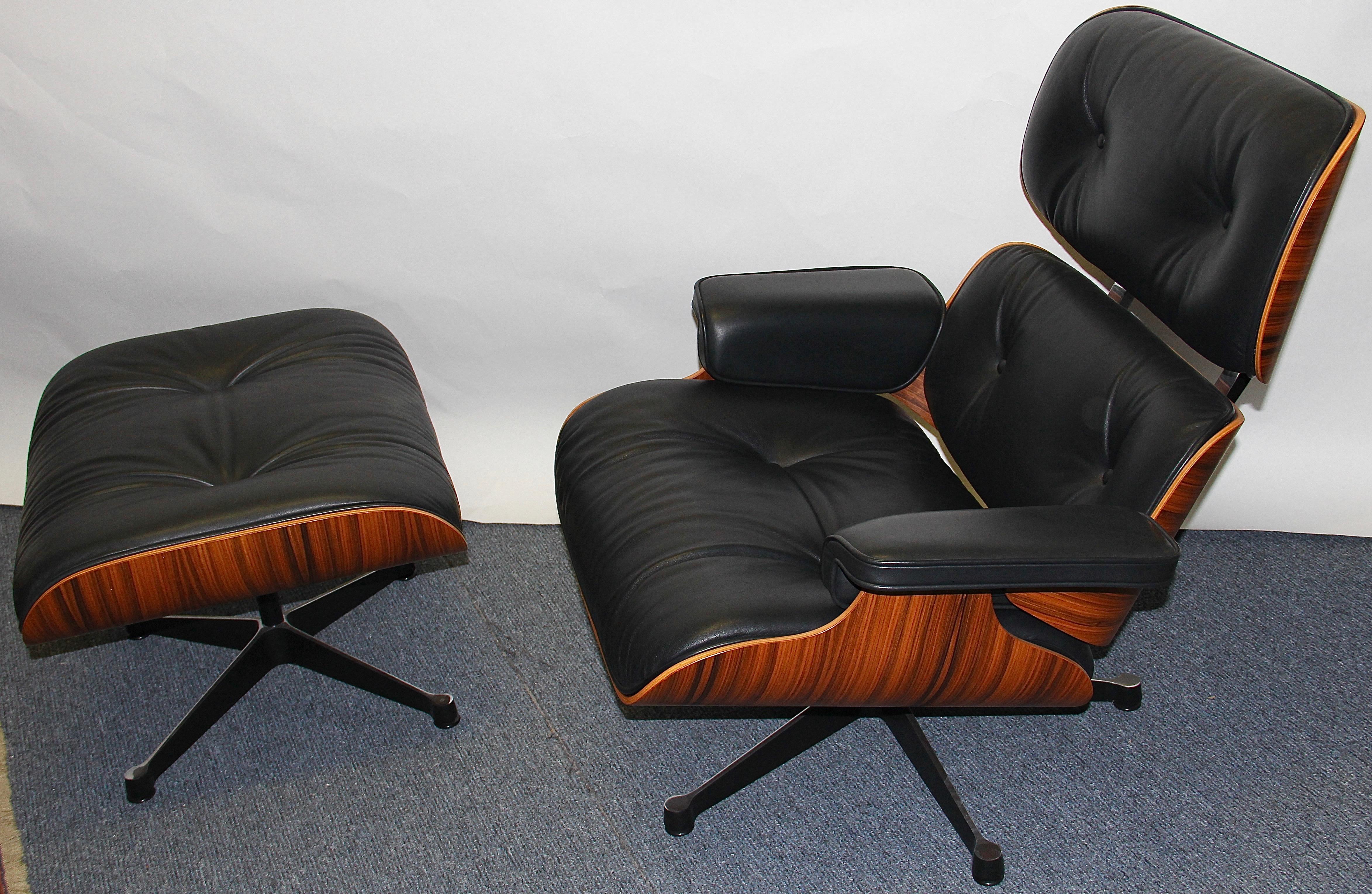 Charles & Ray Eames Loungesessel und Ottomane VITRA, limitierte Anniversary-Ausgabe im Zustand „Gut“ in Berlin, DE