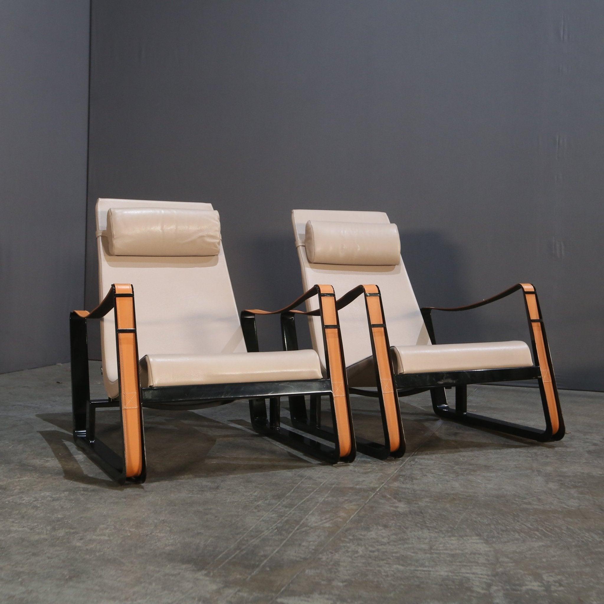 Der ikonische Stuhl Cité des renommierten Designers Jean Prouvé für Vitra. Dieses zeitlose Stück vereint Funktionalität und Stil und ist ein Muss für jede moderne Einrichtung. Der mit Präzision und Liebe zum Detail gefertigte Cité-Stuhl verfügt über