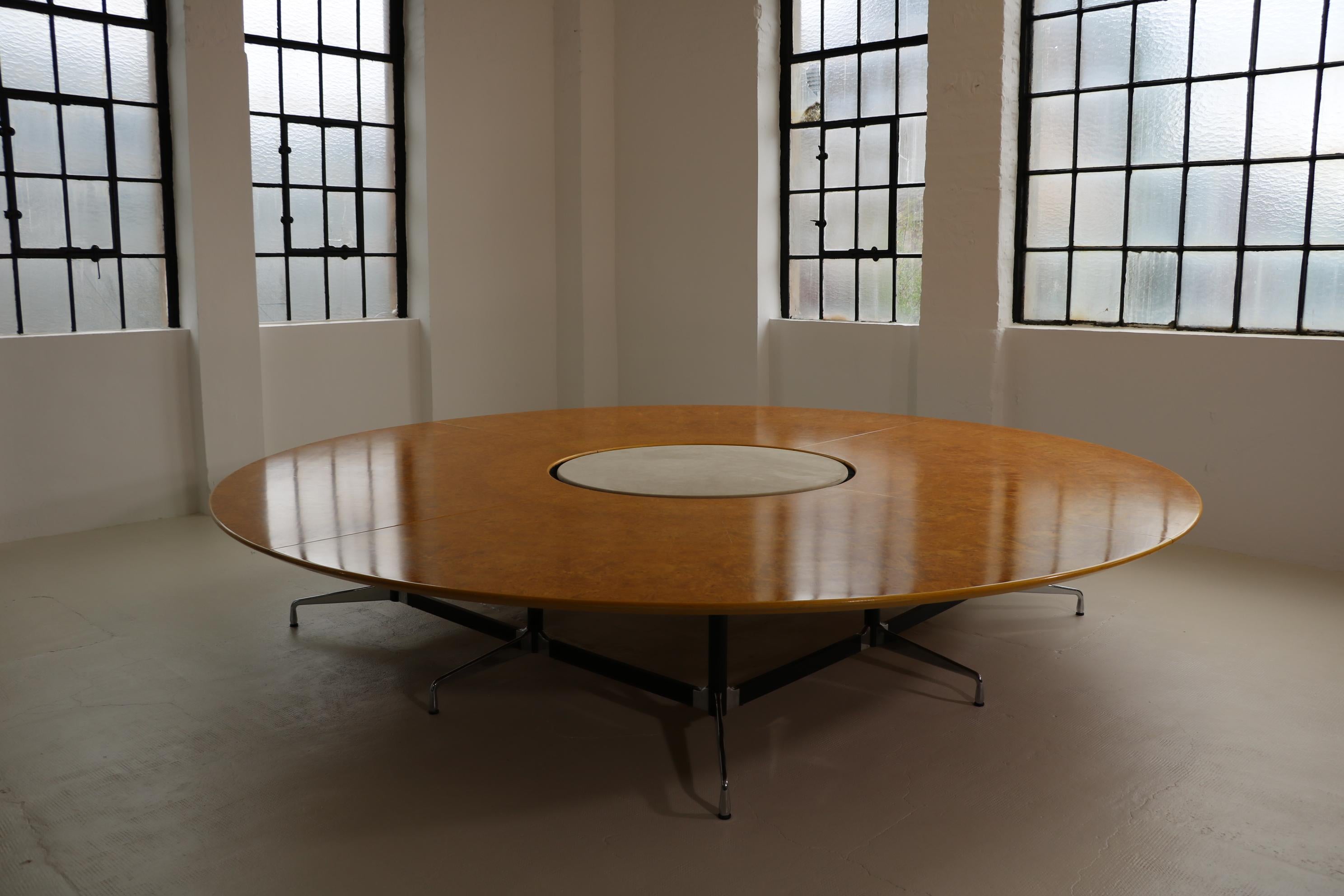 Vitra/Herman Miller Conference table Charles Eames Segmented Table round 400 cm In Good Condition For Sale In Köln, NRW