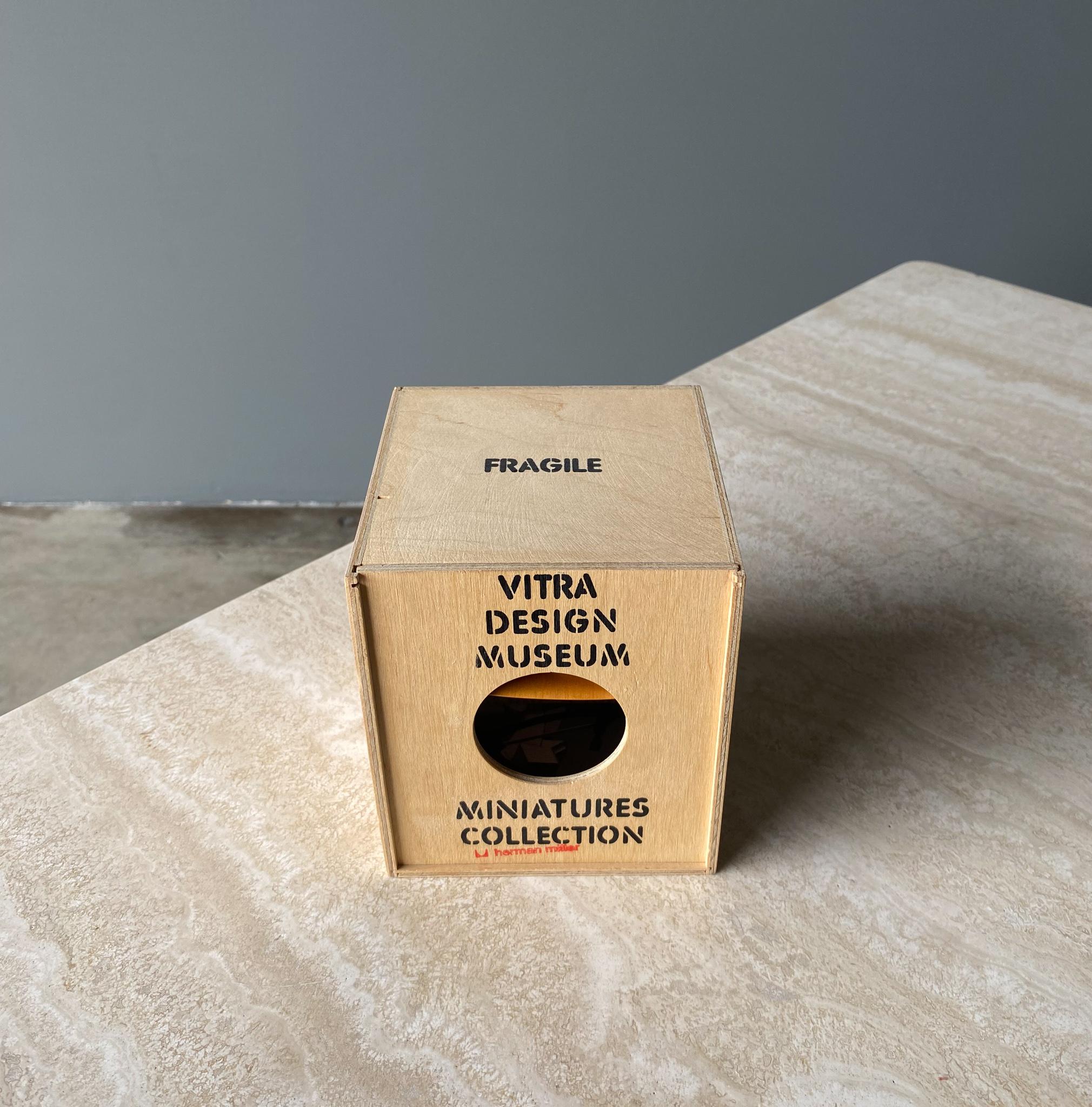 Vitra Design Museum Miniature LCW par Charles et Ray Eames en vente 6