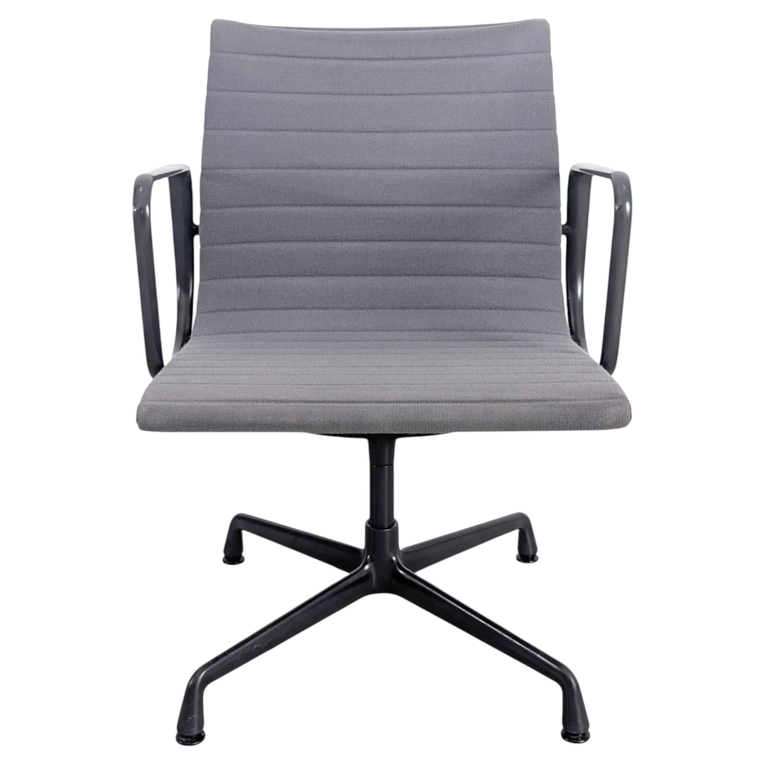 Vitra EA 107 Bürostuhl Vitra Charles Ray Eames hopsak hellgrau For Sale