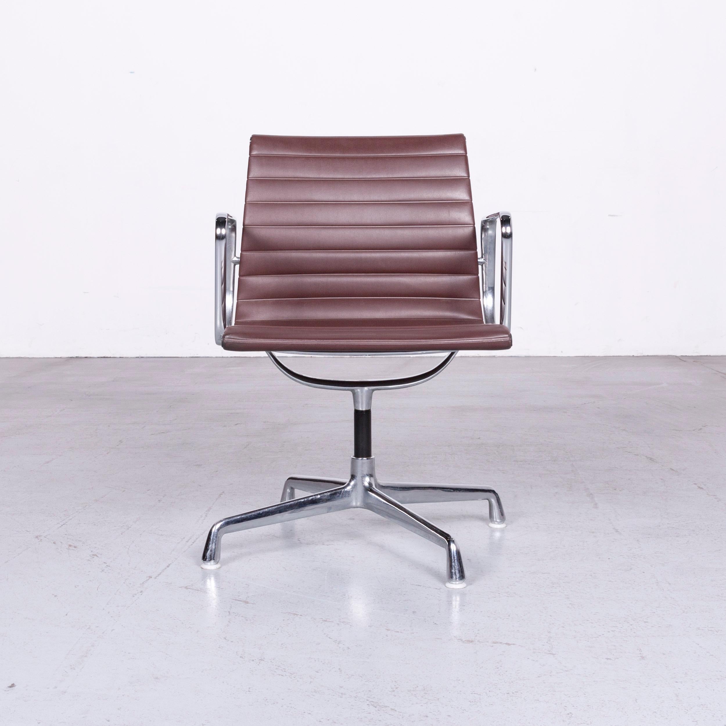 We bring to you a Vitra EA 108 designer leather chair brown chrome.















  