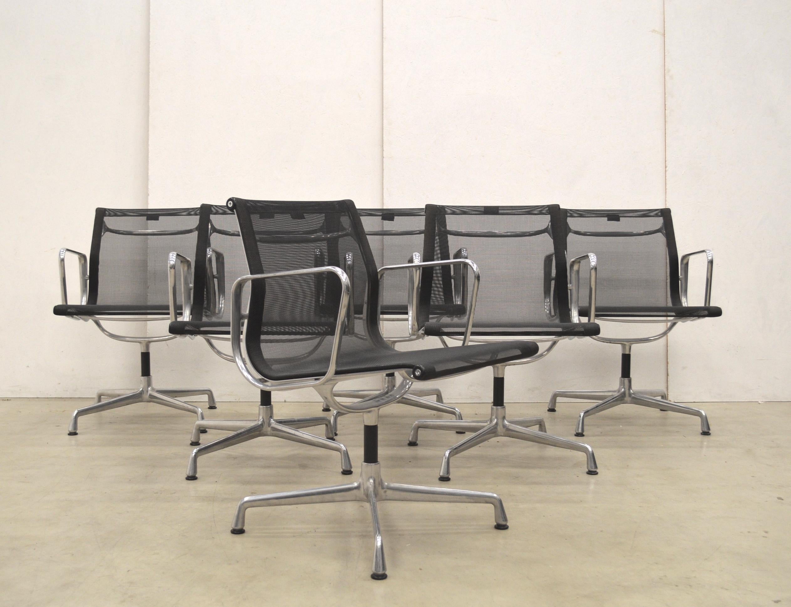 Ensemble de 8 chaises Nicwe en tissu noir modèle EA108 produit par Vitra. Les chaises sont dotées d'un cadre en aluminium poli et sont toutes fabriquées en 2014.

L'ensemble est parfaitement utilisable dans une salle à manger ou une salle de