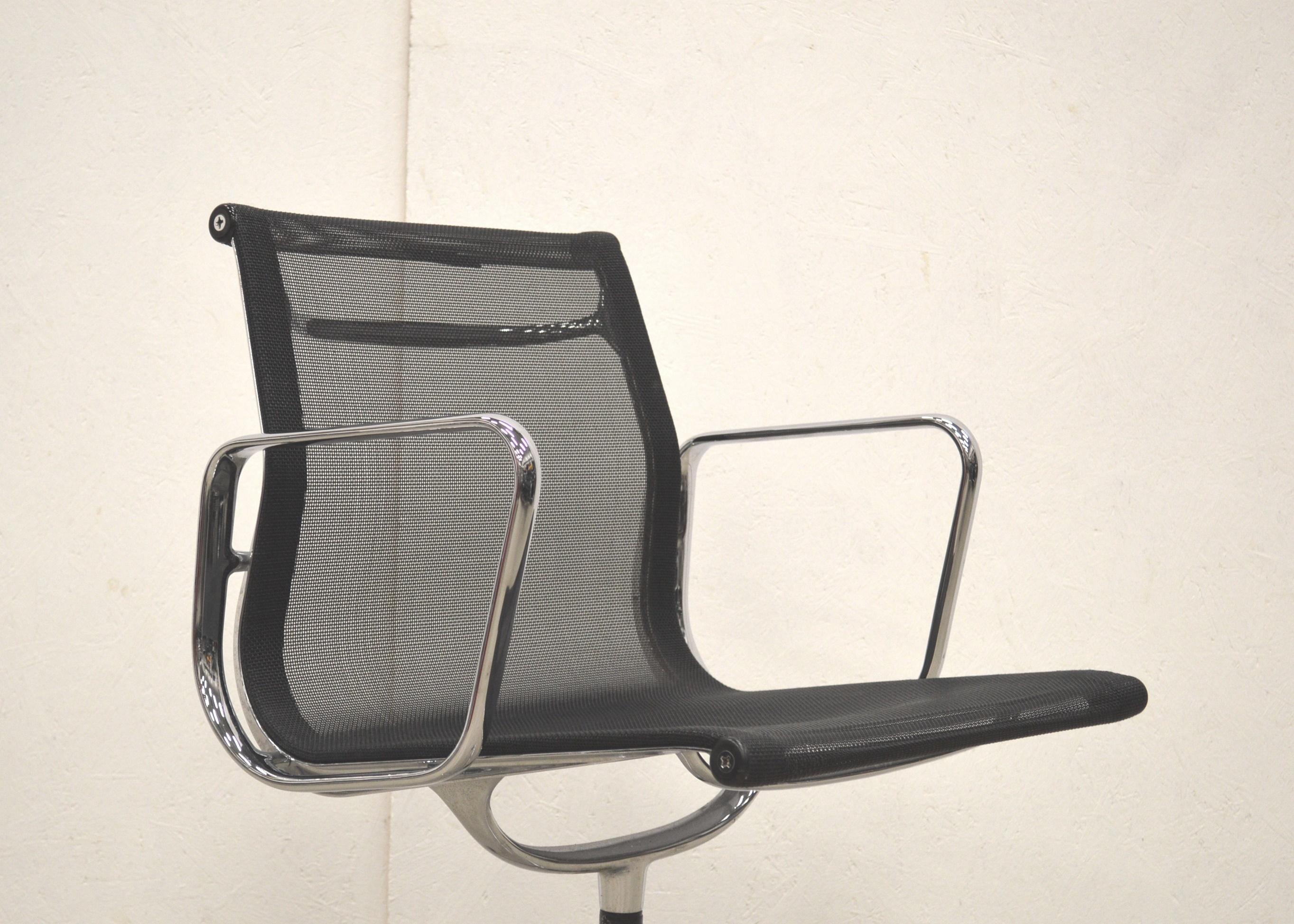 Vitra EA108 Aluminium Chair by Charles Eames Netweave, Set of 8 In Good Condition In Aachen, NW