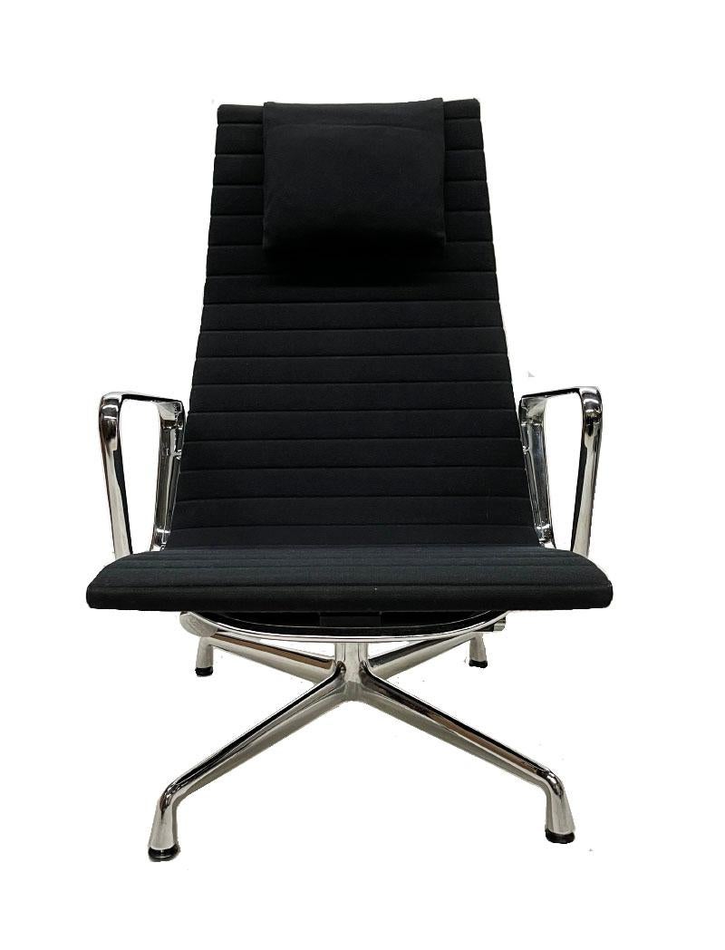 Sedia lounge Vitra Eames in alluminio, modello EA124

Eames Alu (Eames Aluminium Group) Sedia girevole in tessuto Hopsack nero (motivo a trama di cesto) con schienale alto e cuscino con un meccanismo che può essere regolato in base al peso