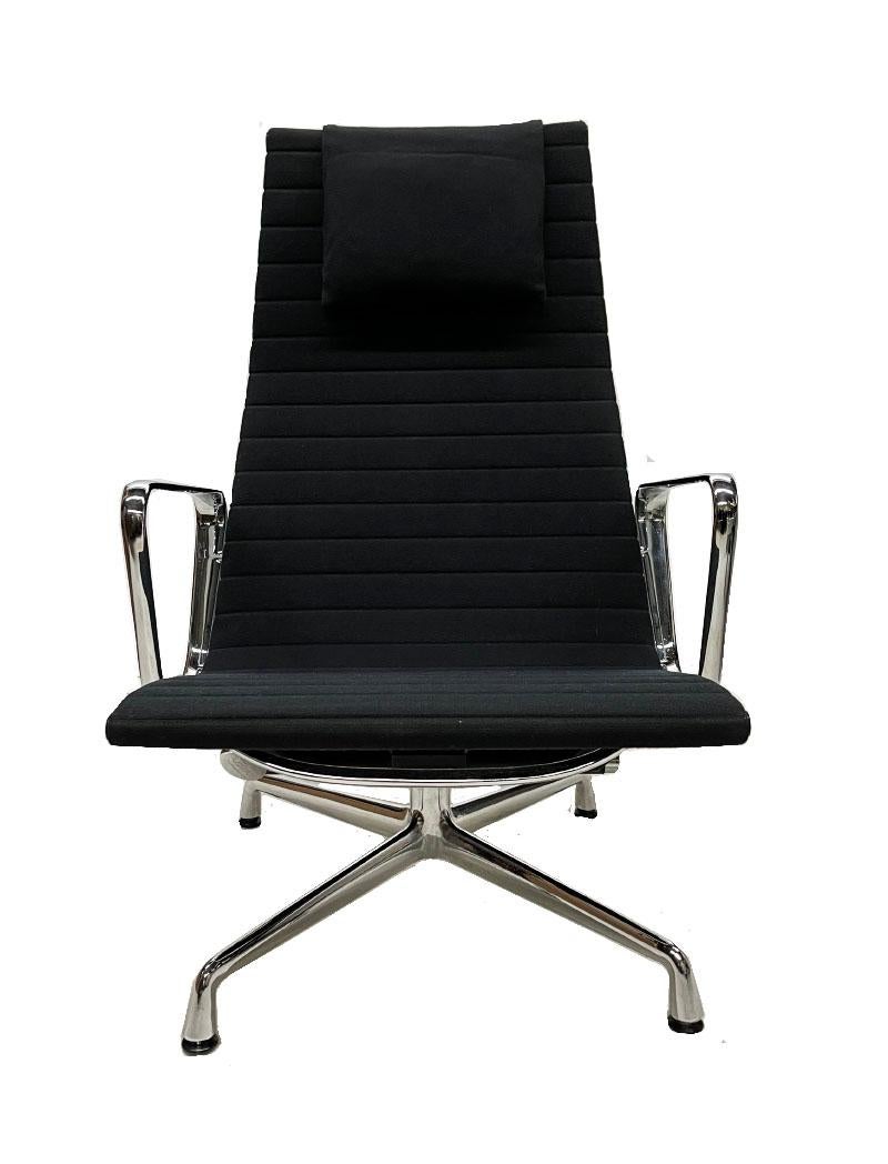 Vitra Eames aluminium lounge chair , model EA124

Eames Alu ( Eames Aluminium Group) Lounge Swivel chair in black Hopsack fabric ( basket weave pattern) with high backrest and pillow with a mechanisme that can be adjusted to the weight of the