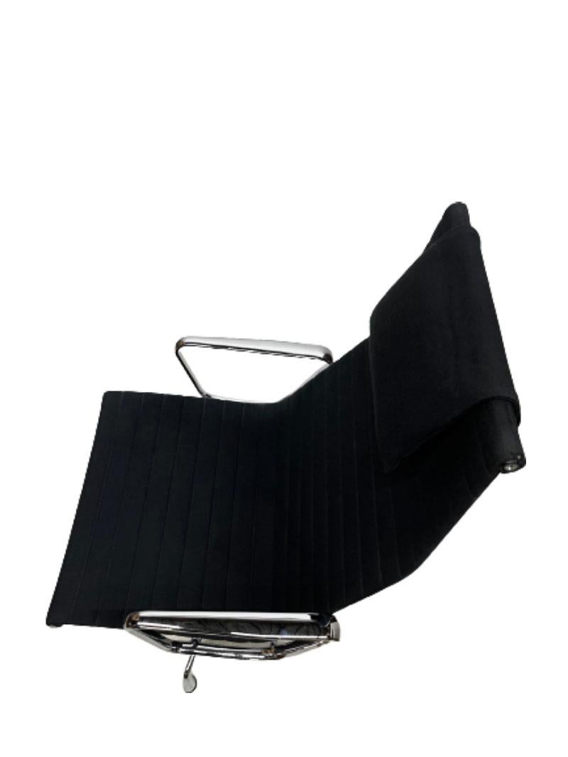 Vitra Eames Aluminium Lounge Chair, Model EA124 For Sale 1