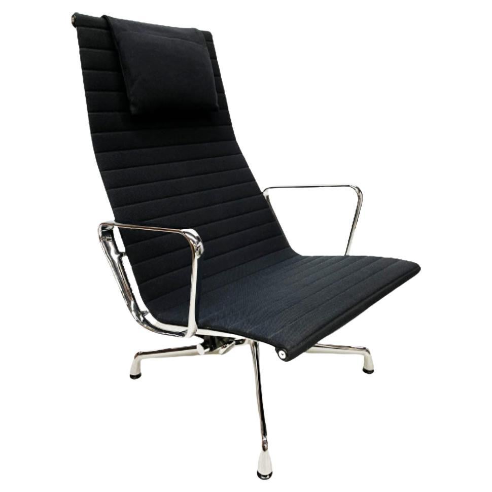 Vitra Eames Aluminium Lounge Chair, Model EA124 For Sale