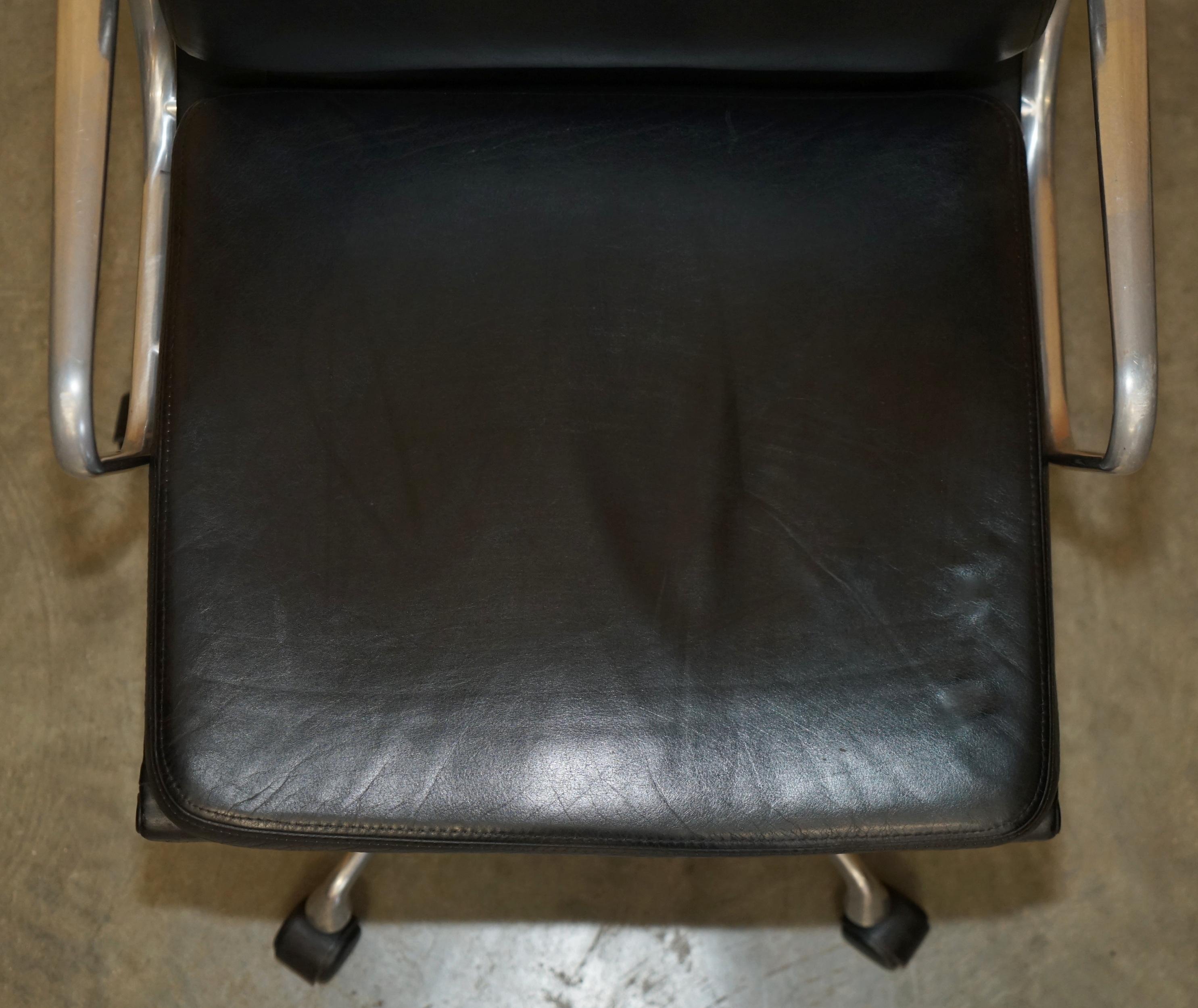XX secolo Vitra EAMES EA 217 / 219 SEDIA DA UFFICIO IN PELLE SOFT PAD SWIVEL in vendita