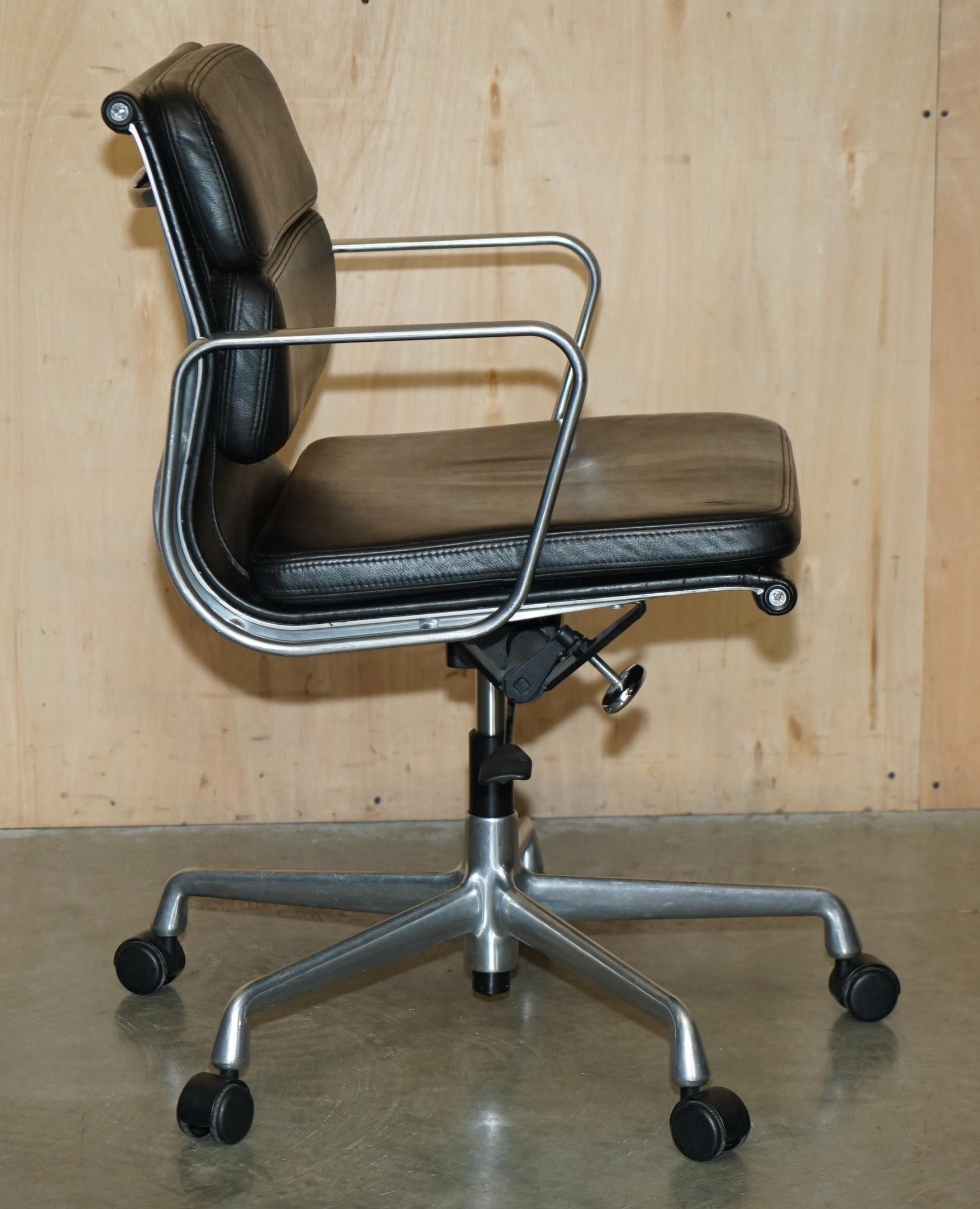 Vitra EAMES EA217 CHAINE DE BUREAU DE DIRECTEUR EN CUIR DE POTENTIEL SOFTPAD en vente 2
