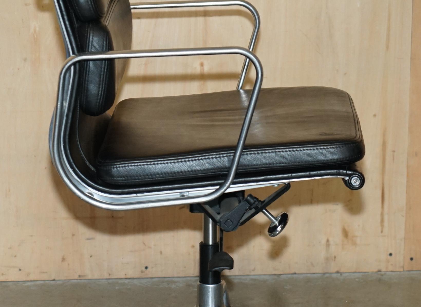 Vitra EAMES EA217 CHAINE DE BUREAU DE DIRECTEUR EN CUIR DE POTENTIEL SOFTPAD en vente 3