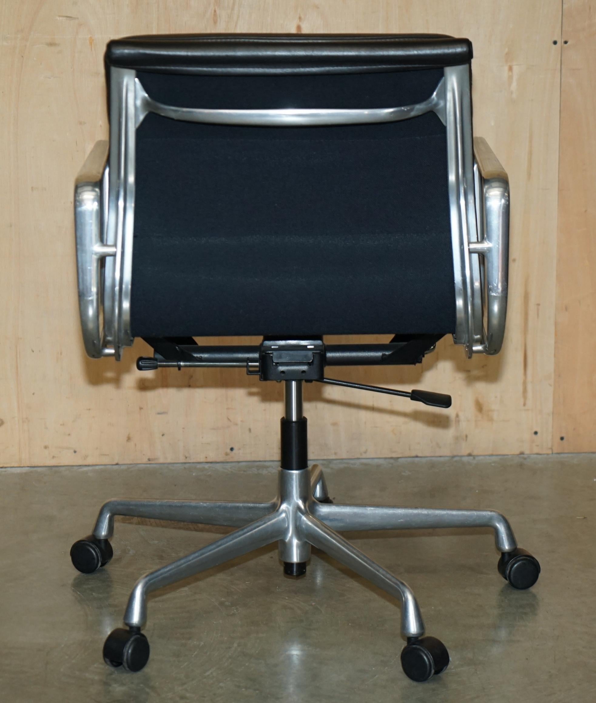 Vitra EAMES EA217 CHAINE DE BUREAU DE DIRECTEUR EN CUIR DE POTENTIEL SOFTPAD en vente 4
