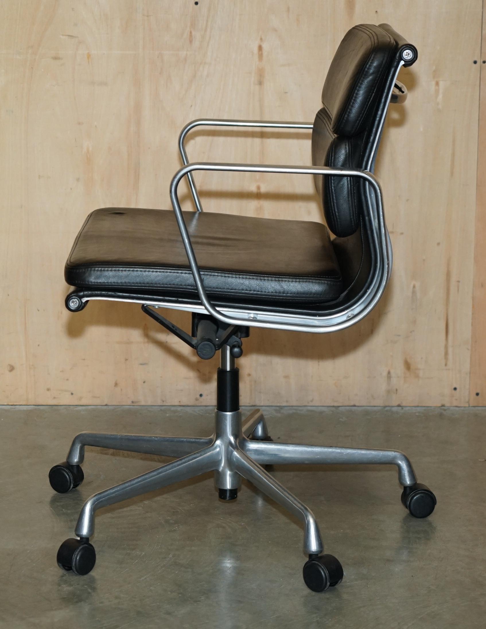 Vitra EAMES EA217 CHAINE DE BUREAU DE DIRECTEUR EN CUIR DE POTENTIEL SOFTPAD en vente 6