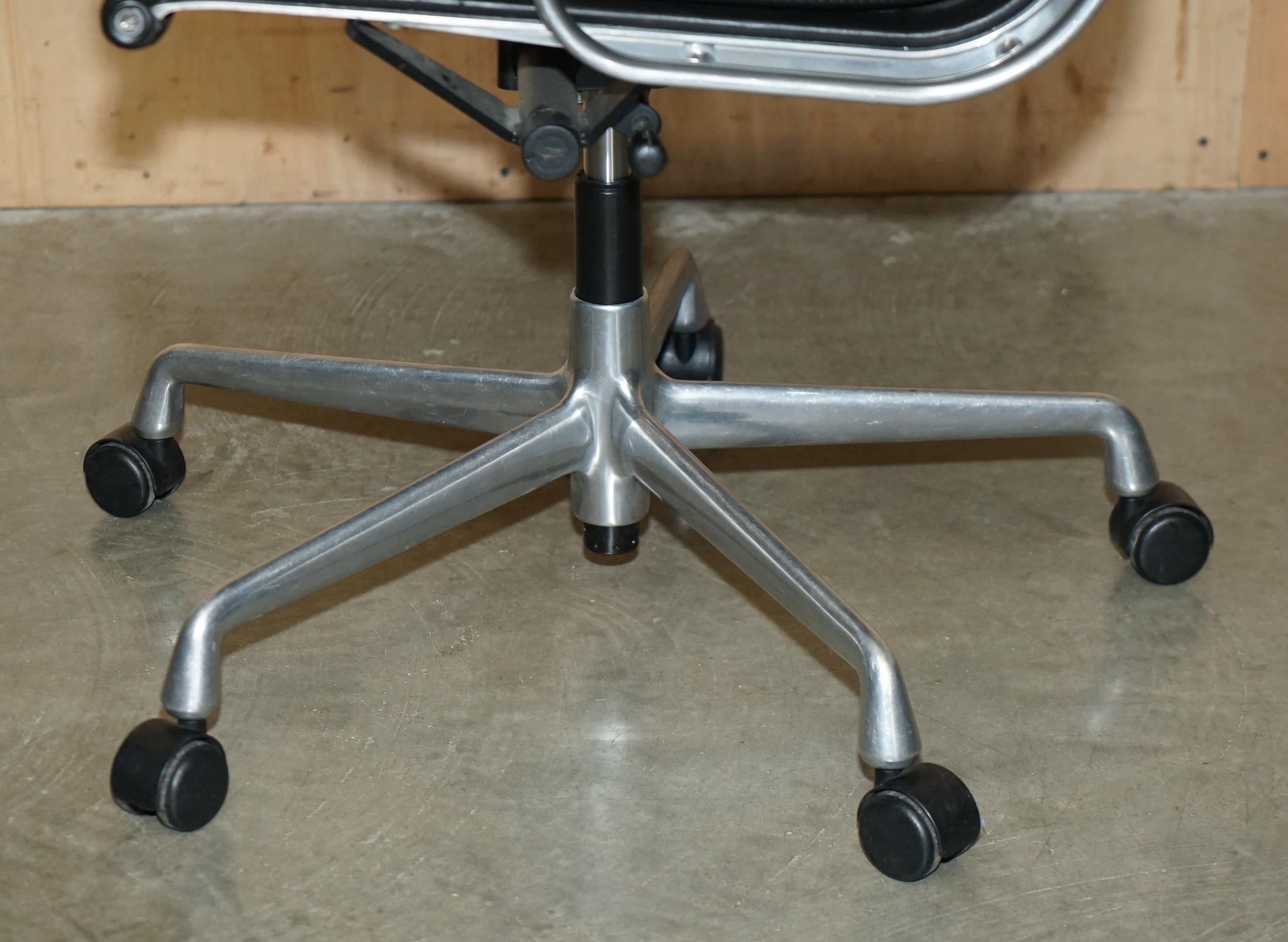 Vitra EAMES EA217 CHAINE DE BUREAU DE DIRECTEUR EN CUIR DE POTENTIEL SOFTPAD en vente 7