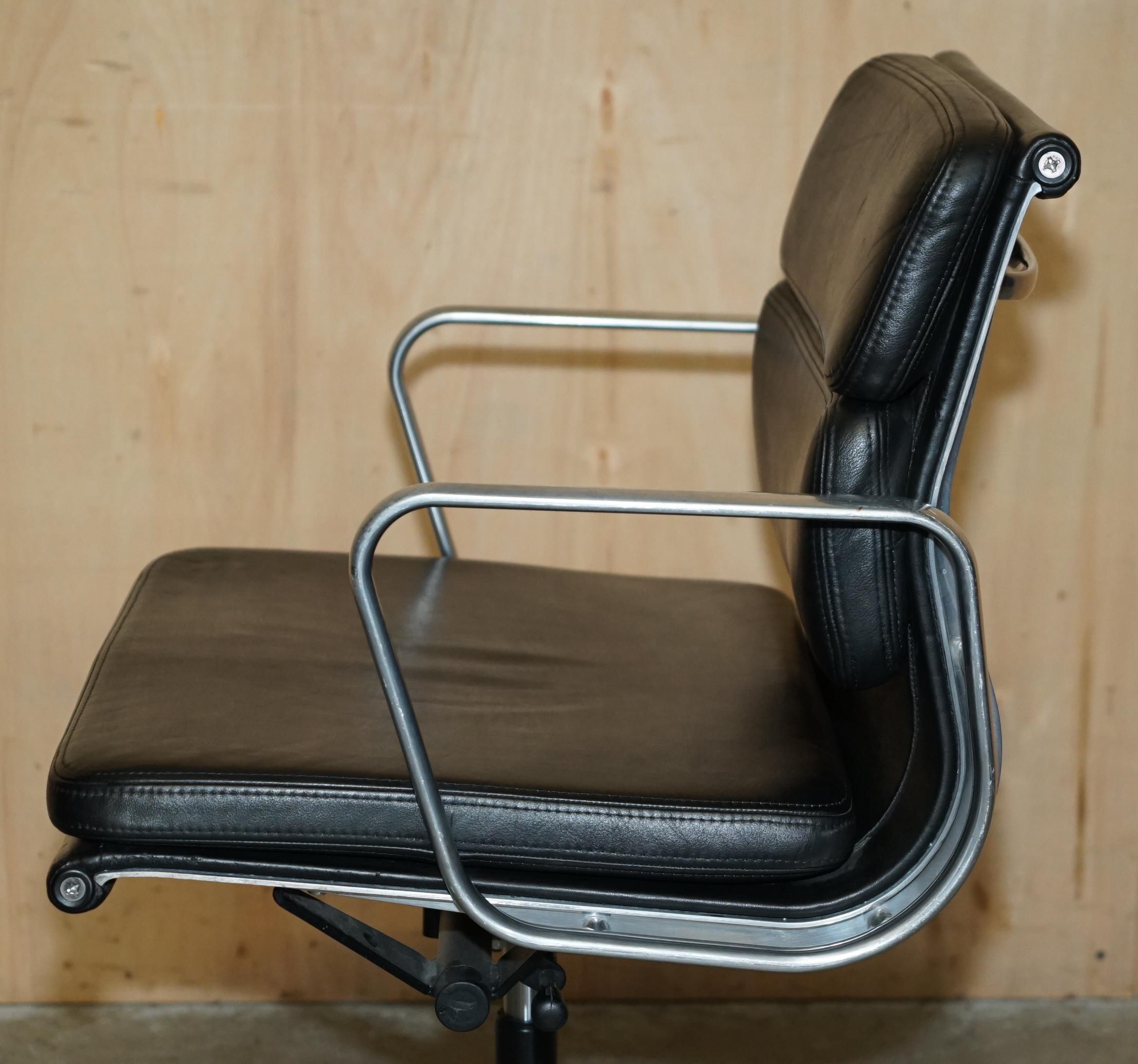 Vitra EAMES EA217 CHAINE DE BUREAU DE DIRECTEUR EN CUIR DE POTENTIEL SOFTPAD en vente 8