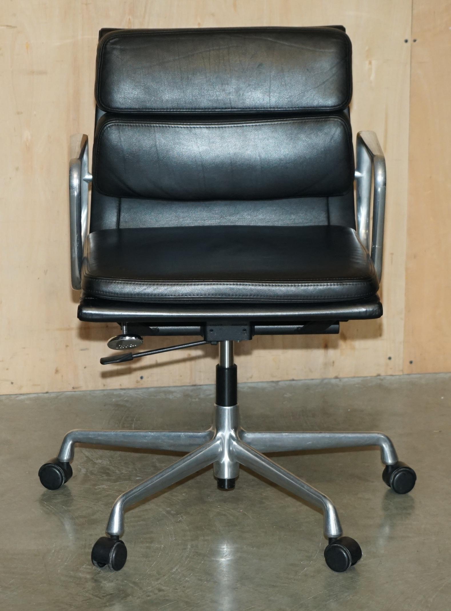 Mid-Century Modern Vitra EAMES EA217 CHAINE DE BUREAU DE DIRECTEUR EN CUIR DE POTENTIEL SOFTPAD en vente