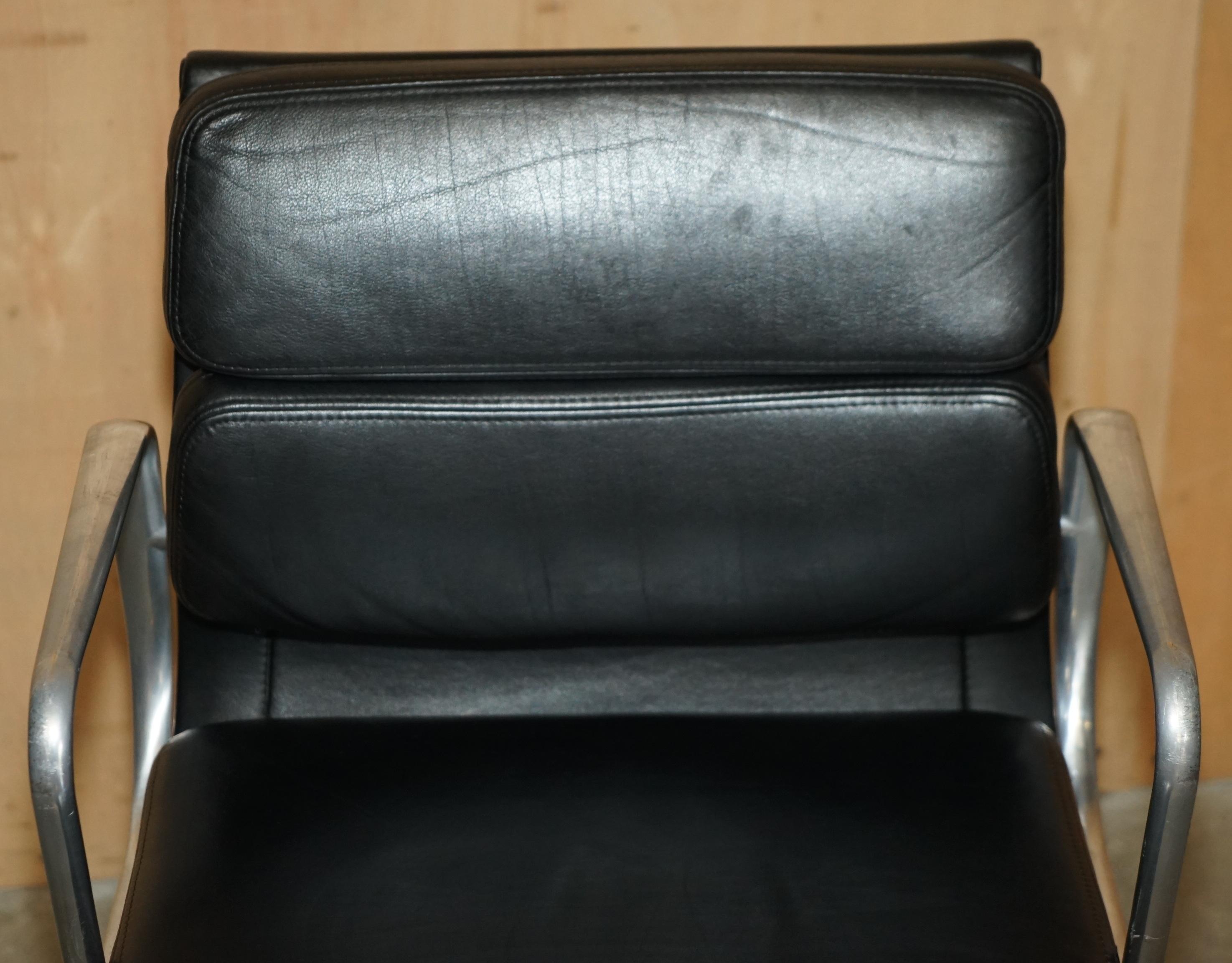 Européen Vitra EAMES EA217 CHAINE DE BUREAU DE DIRECTEUR EN CUIR DE POTENTIEL SOFTPAD en vente