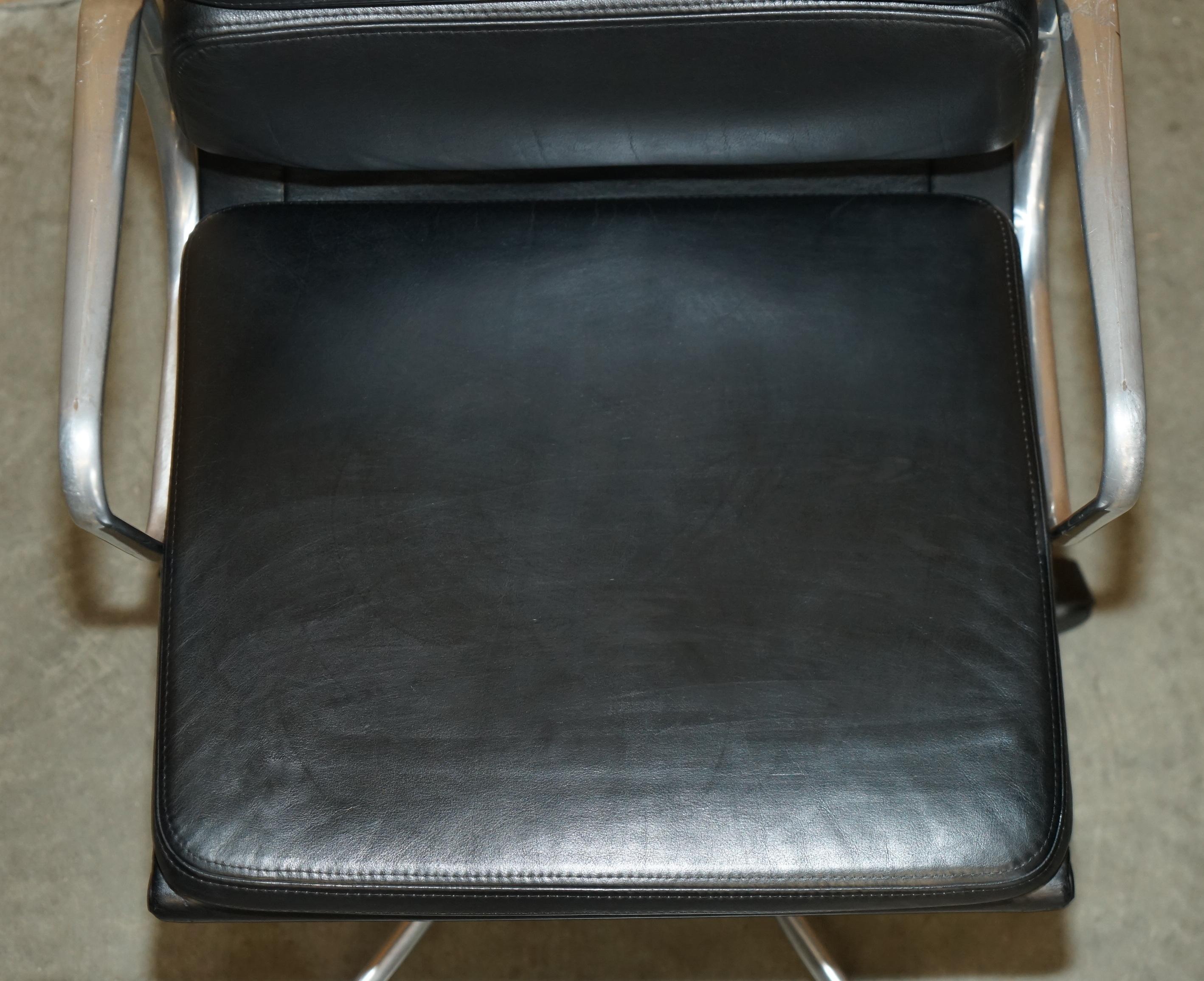 Vitra EAMES EA217 CHAINE DE BUREAU DE DIRECTEUR EN CUIR DE POTENTIEL SOFTPAD Bon état - En vente à West Sussex, Pulborough