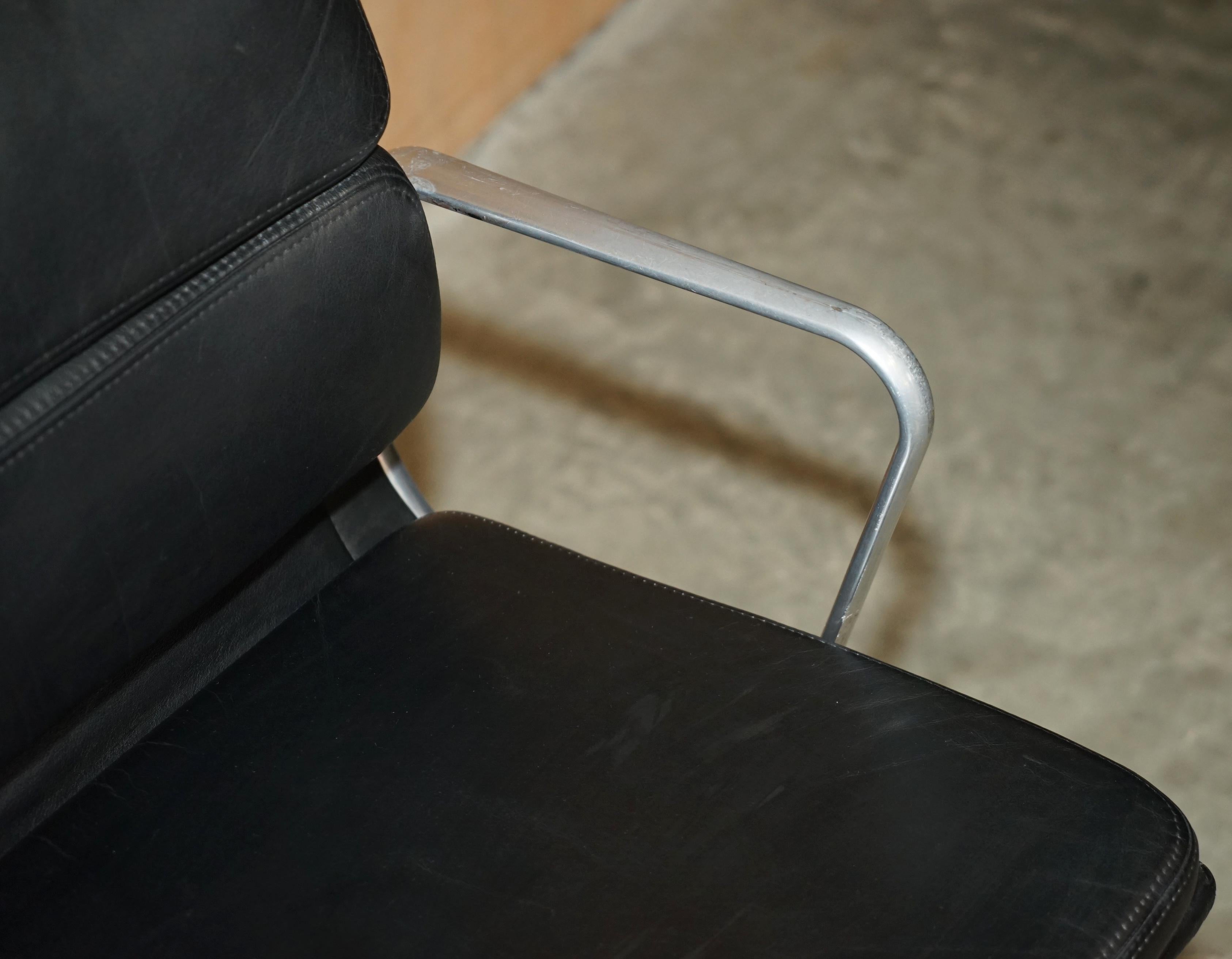 20ième siècle Vitra EAMES EA217 CHAINE DE BUREAU DE DIRECTEUR EN CUIR DE POTENTIEL SOFTPAD en vente