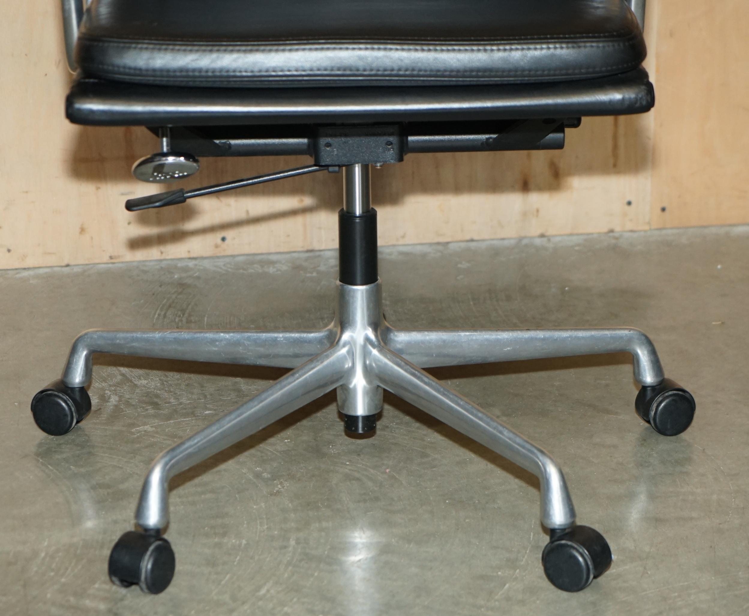 Cuir Vitra EAMES EA217 CHAINE DE BUREAU DE DIRECTEUR EN CUIR DE POTENTIEL SOFTPAD en vente