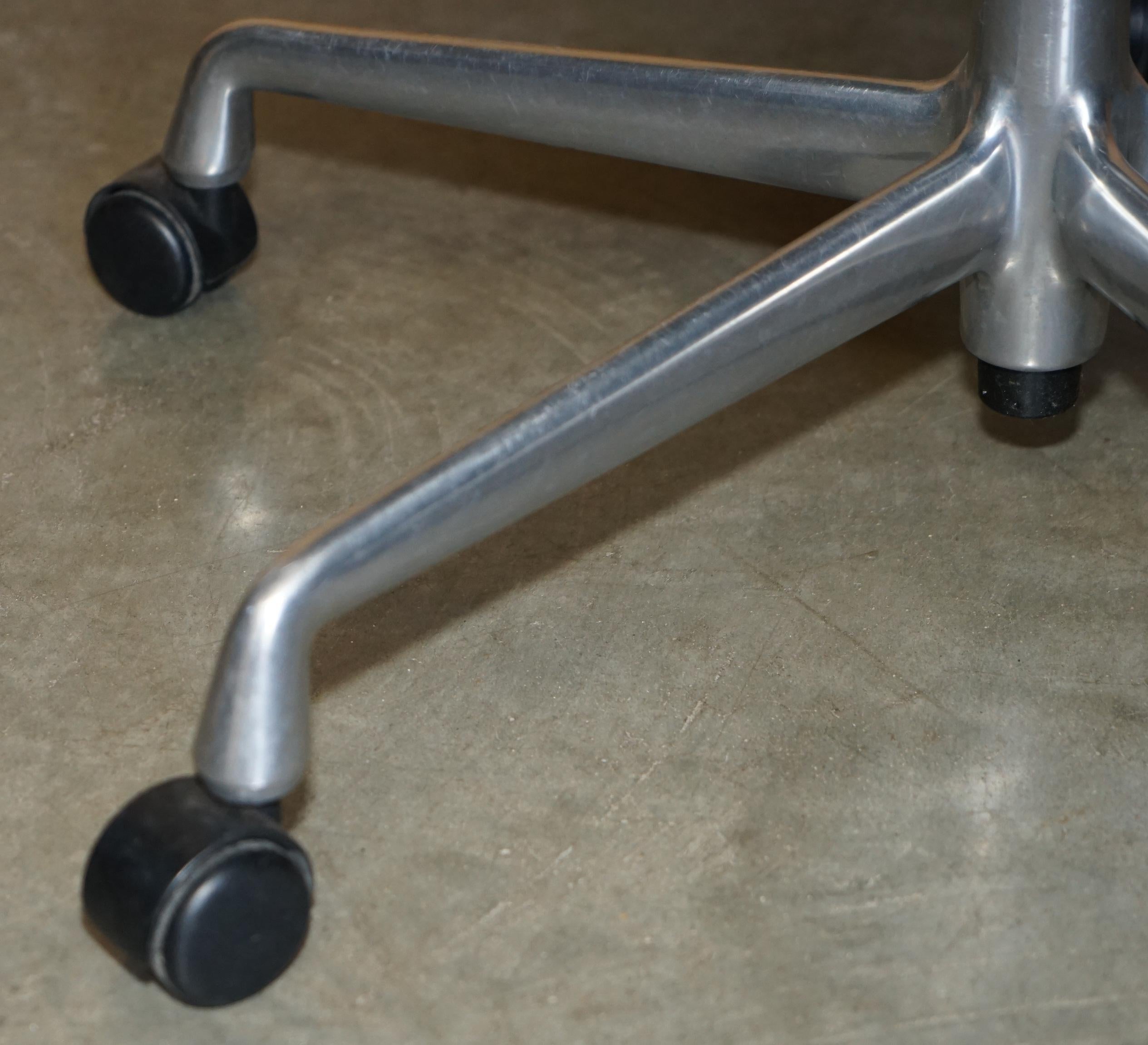 VITRA EAMES EA217 SOFTPAD EINZIGARTIGES GRÜNES LEDER KAPTAINS BÜROSTUHL im Angebot 2