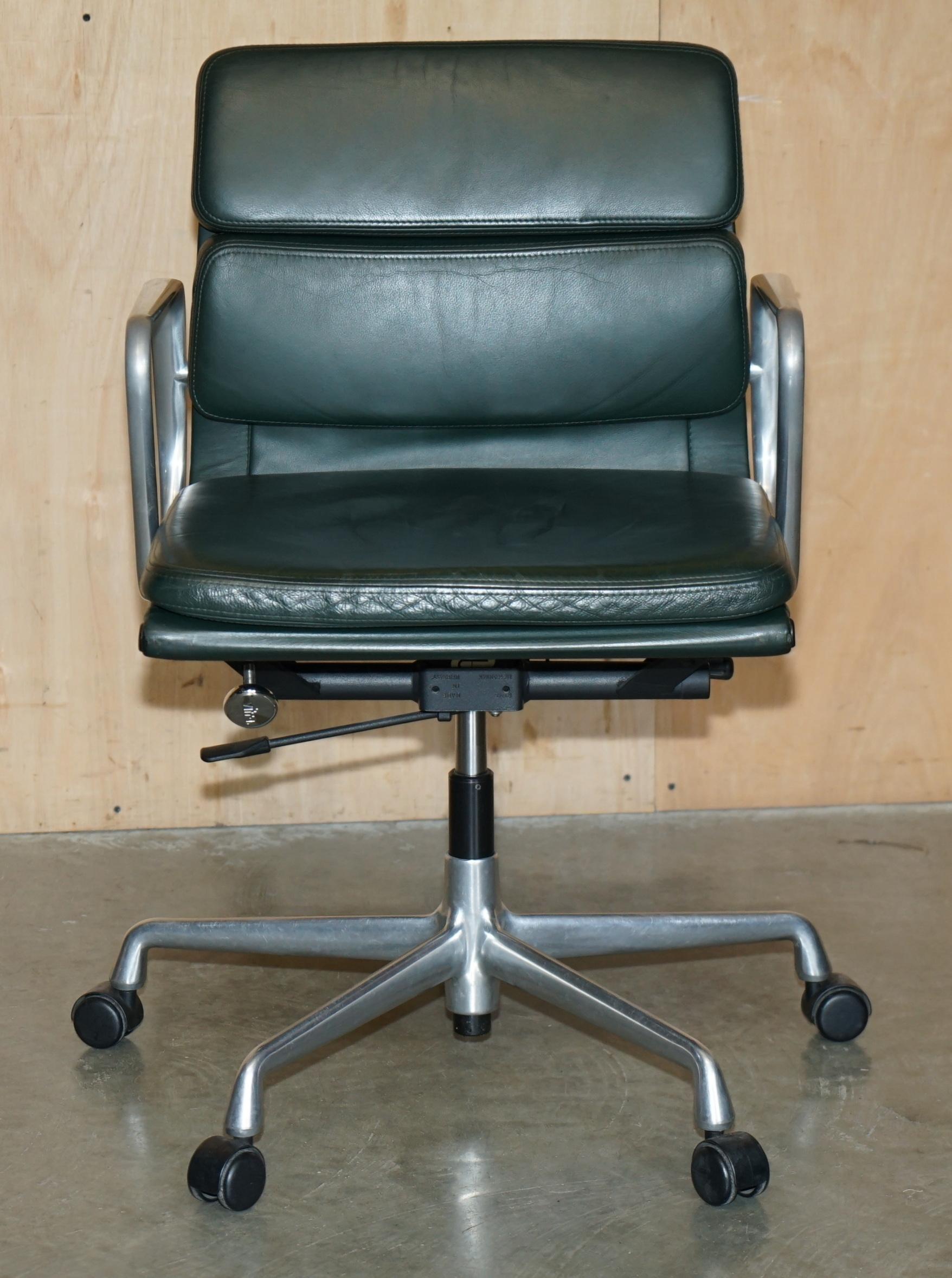 Royal House Antiques

Royal House Antiques freut sich, diesen superbequemen, originalen Vitra Eames in einzigartigem grünem Leder, Soft Pad Kapitäns- oder Direktorenstuhl mit der Modellnummer EA217/219, UVP £4,045, zum Verkauf anzubieten.

Bitte