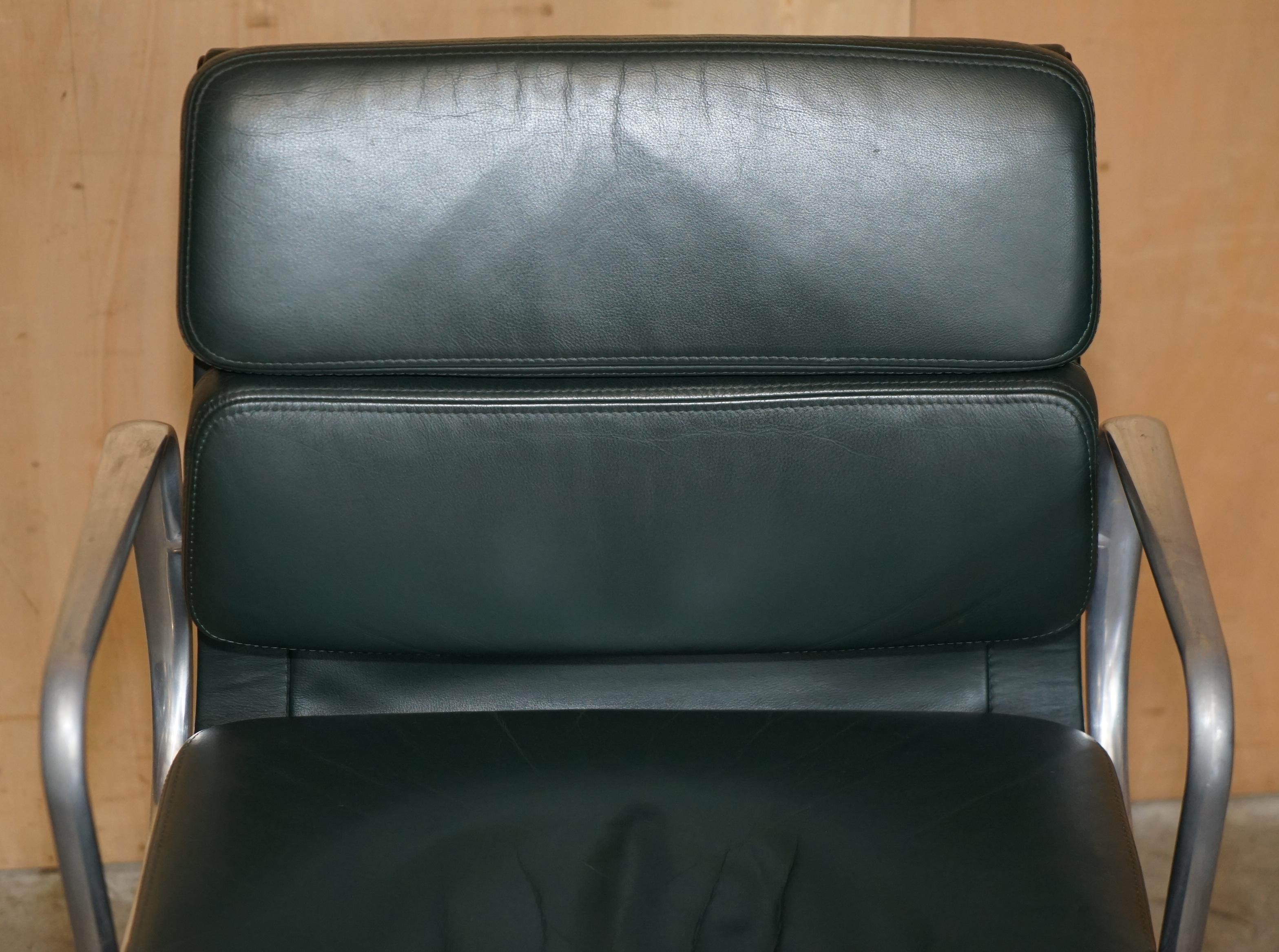 VITRA EAMES EA217 SOFTPAD EINZIGARTIGES GRÜNES LEDER KAPTAINS BÜROSTUHL (Moderne der Mitte des Jahrhunderts) im Angebot