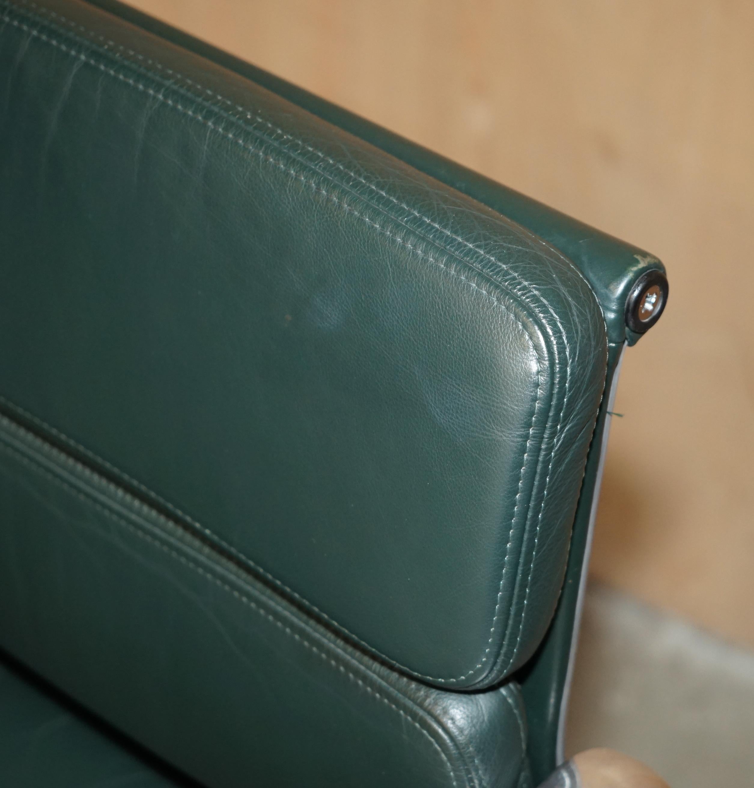 VITRA EAMES EA217 SOFTPAD EINZIGARTIGES GRÜNES LEDER KAPTAINS BÜROSTUHL (Handgefertigt) im Angebot