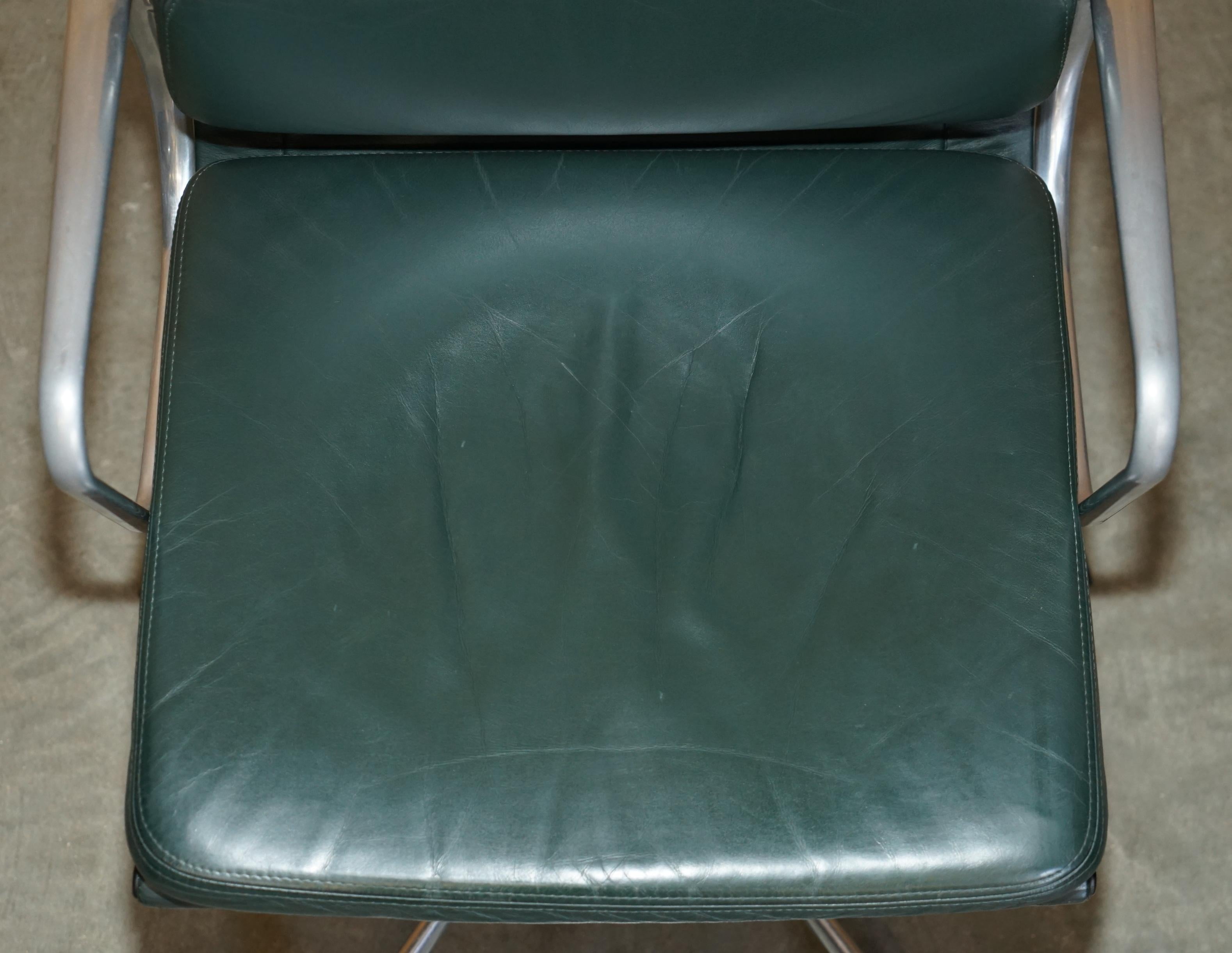 VITRA EAMES EA217 SOFTPAD EINZIGARTIGES GRÜNES LEDER KAPTAINS BÜROSTUHL im Zustand „Gut“ im Angebot in West Sussex, Pulborough