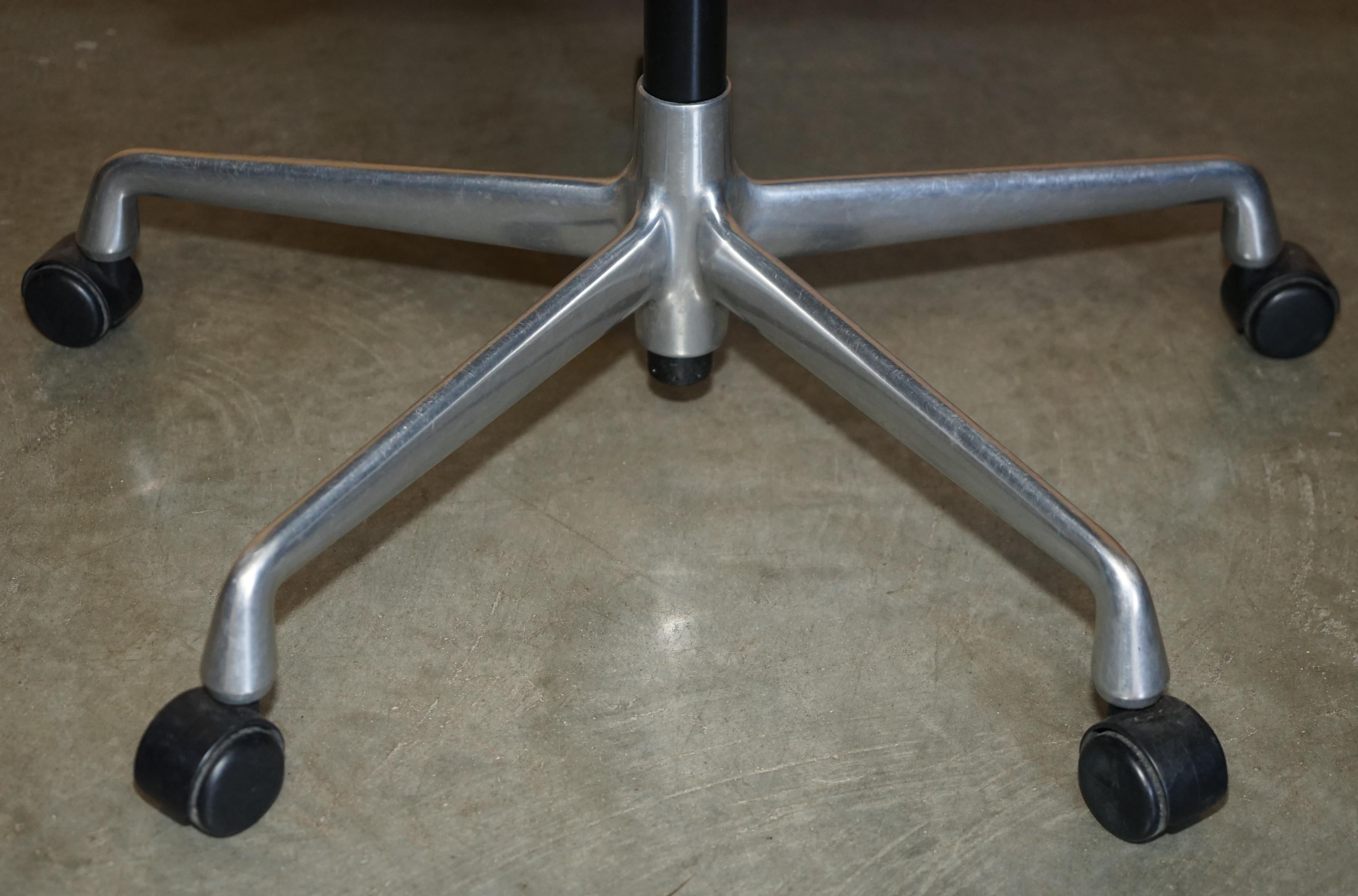 VITRA EAMES EA217 SOFTPAD EINZIGARTIGES GRÜNES LEDER KAPTAINS BÜROSTUHL im Angebot 1