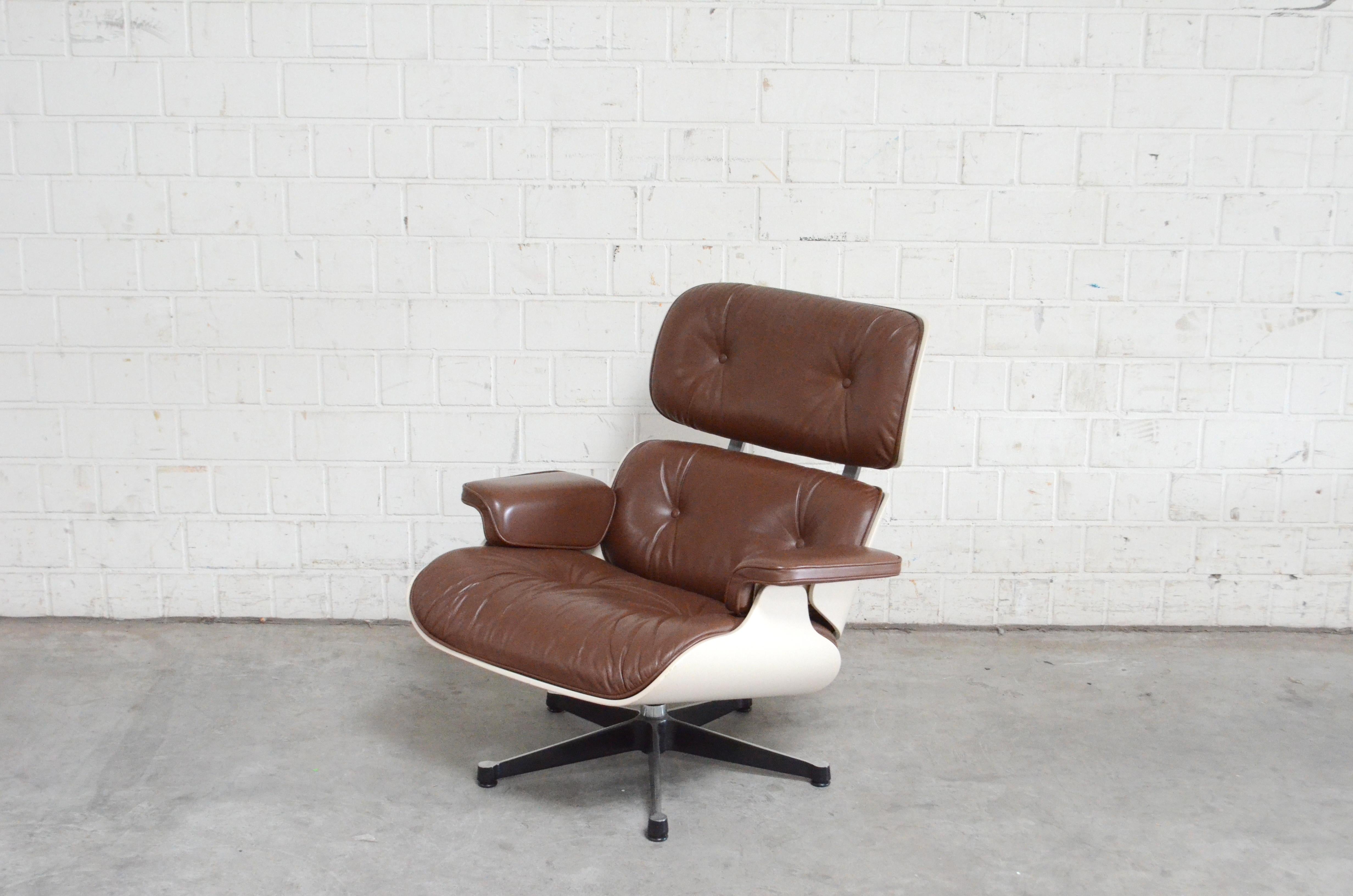 Vitra Eames Lounge Chair Cognac Brown and White Shell, Set of 2 In Good Condition For Sale In Munich, Bavaria