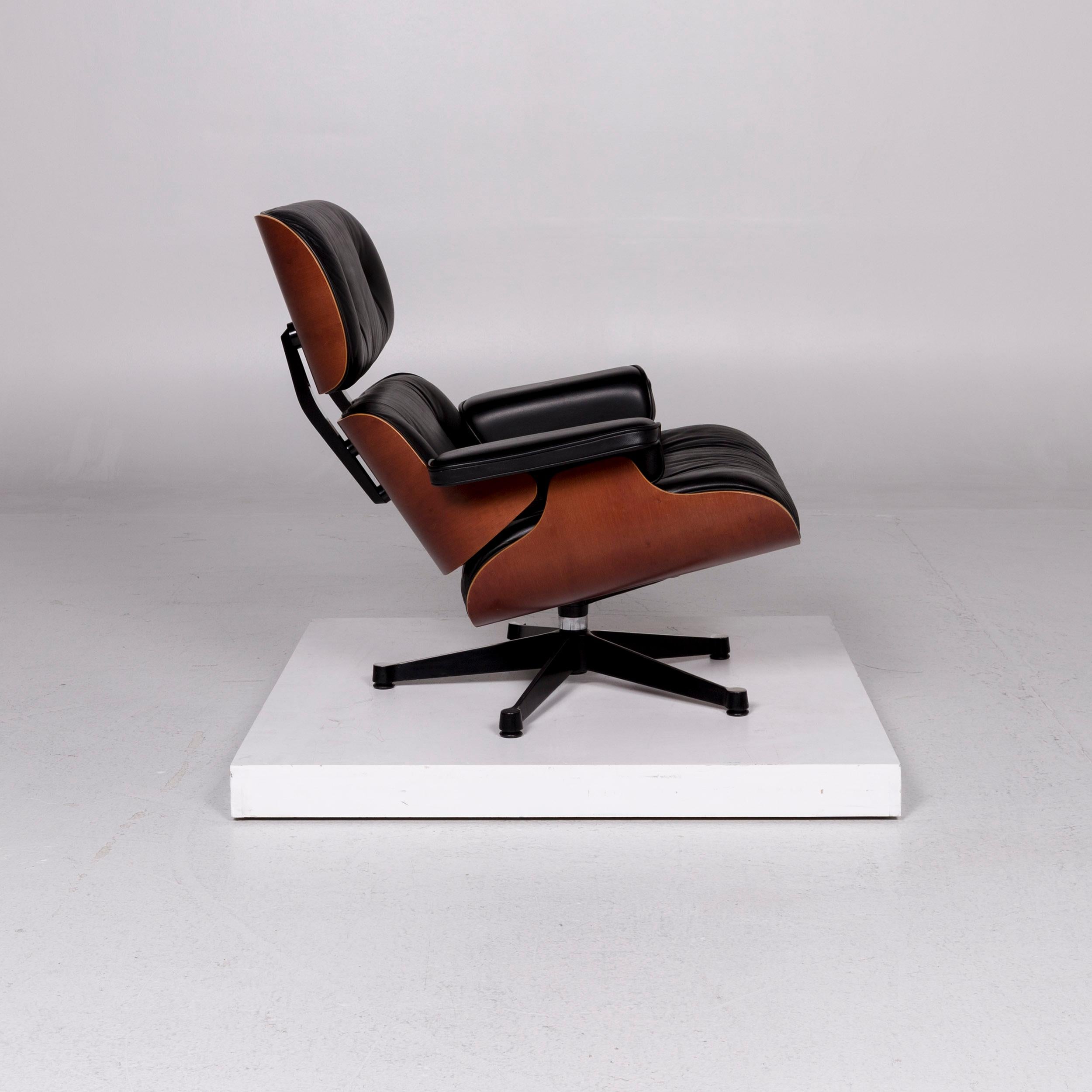 Vitra Eames Lounge Chair Leather Armchair Black Charles & Ray Eames Club Chair In Good Condition For Sale In Cologne, DE