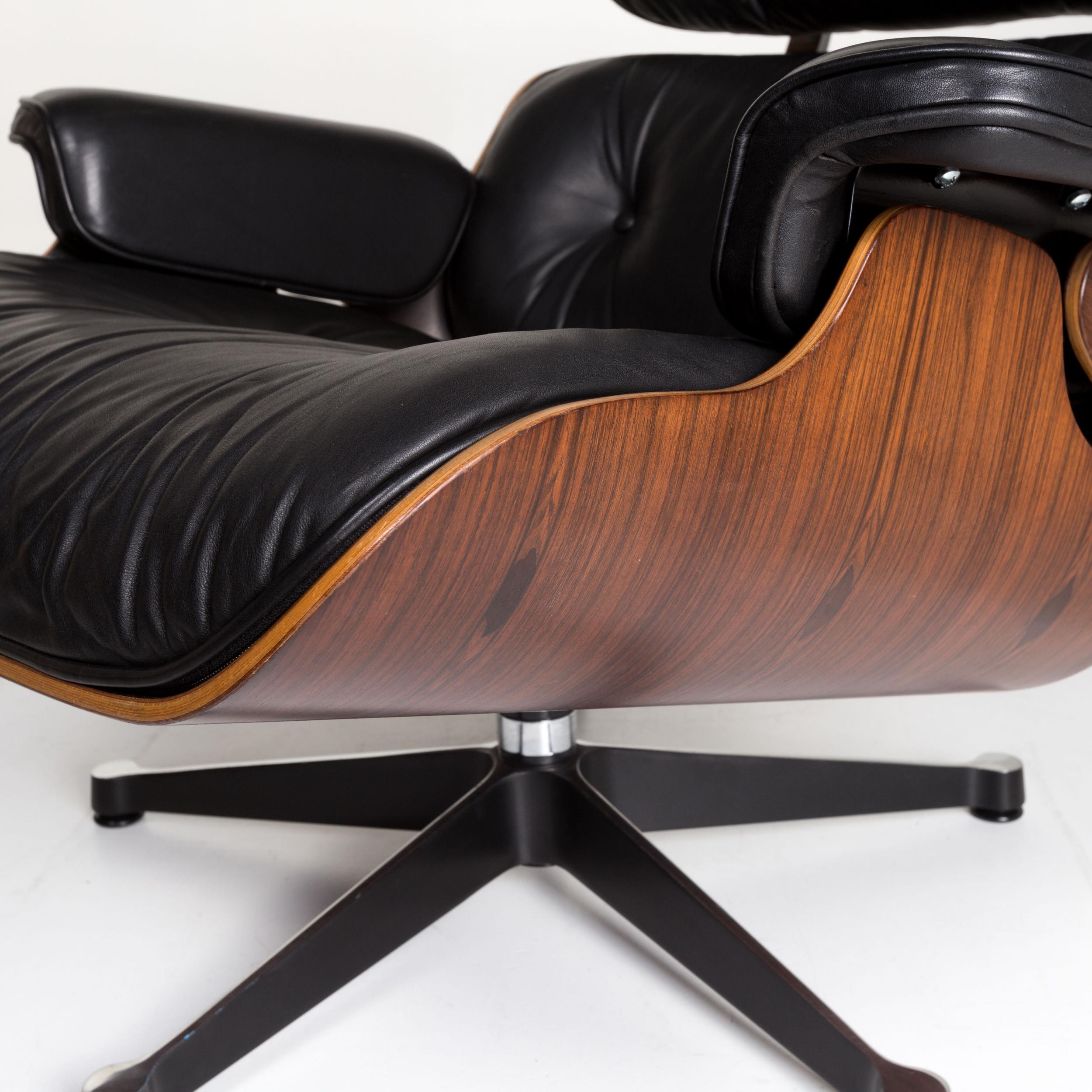 We present to you a Vitra Eames lounge chair leather armchair black.

Product measurements in centimeters:

depth: 86
width: 83
height: 84
seat height: 40
rest height: 50
seat depth: 50
seat width: 53
back height: 60.

 