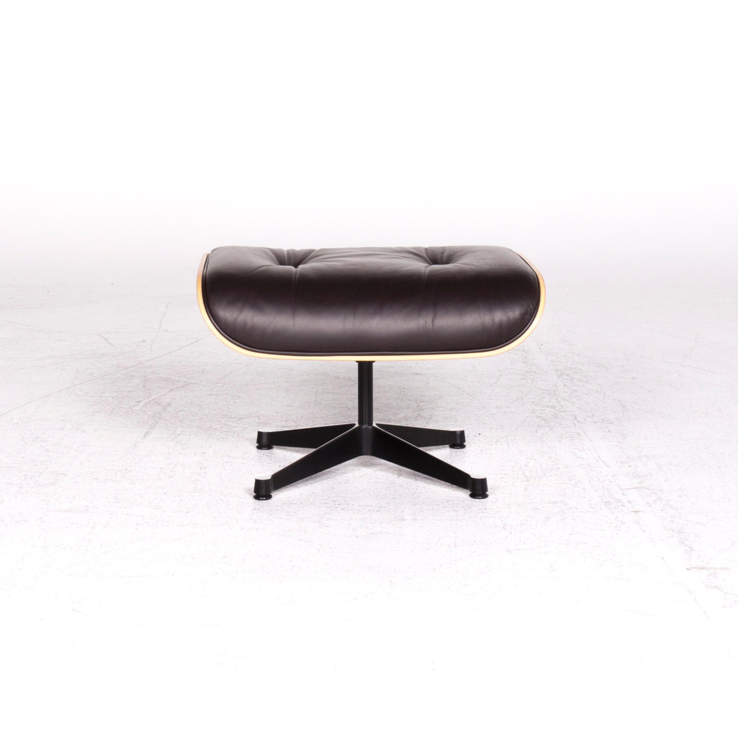 We bring to you a Vitra Eames lounge chair leather stool set brown Charles & Ray Eames chair.

 Product measurements in centimeters:
 
 Depth 54
 Width 64
Height 42.





 