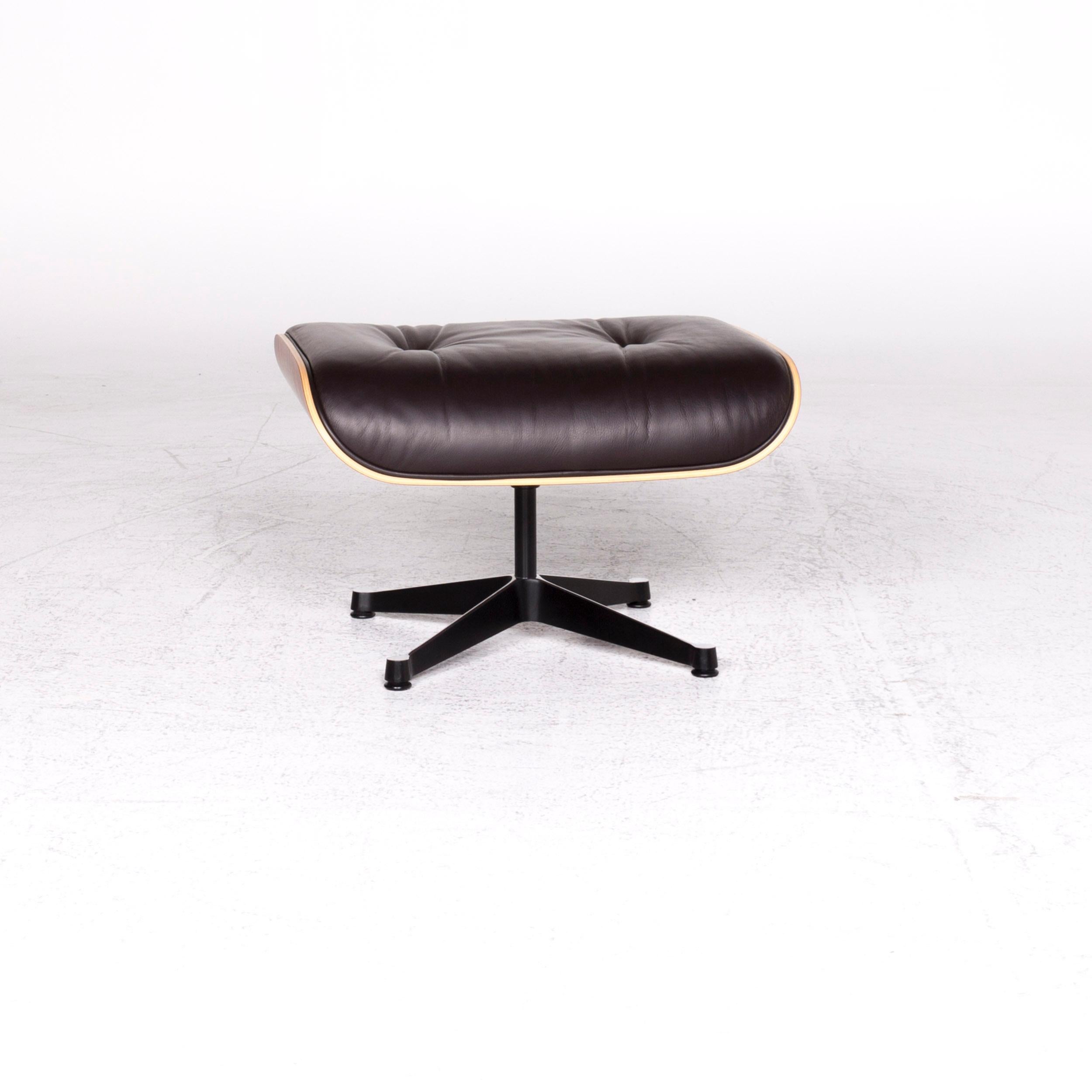 Vitra Eames Lounge Chair Leather Stool Set Brown Charles & Ray Eames Chair In Good Condition For Sale In Cologne, DE