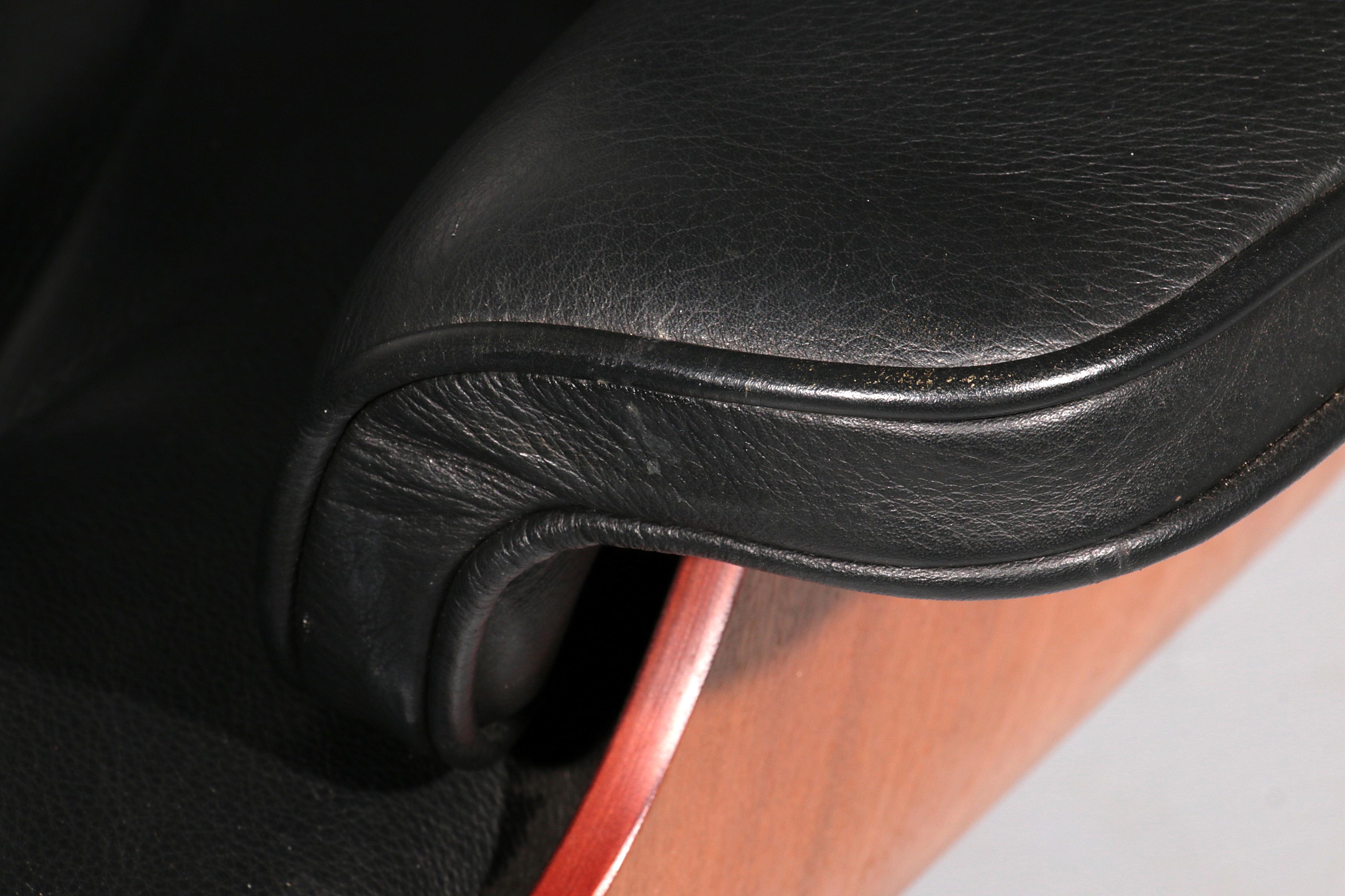 Vitra Eames Lounge Chair & Ottoman in Black leather 3