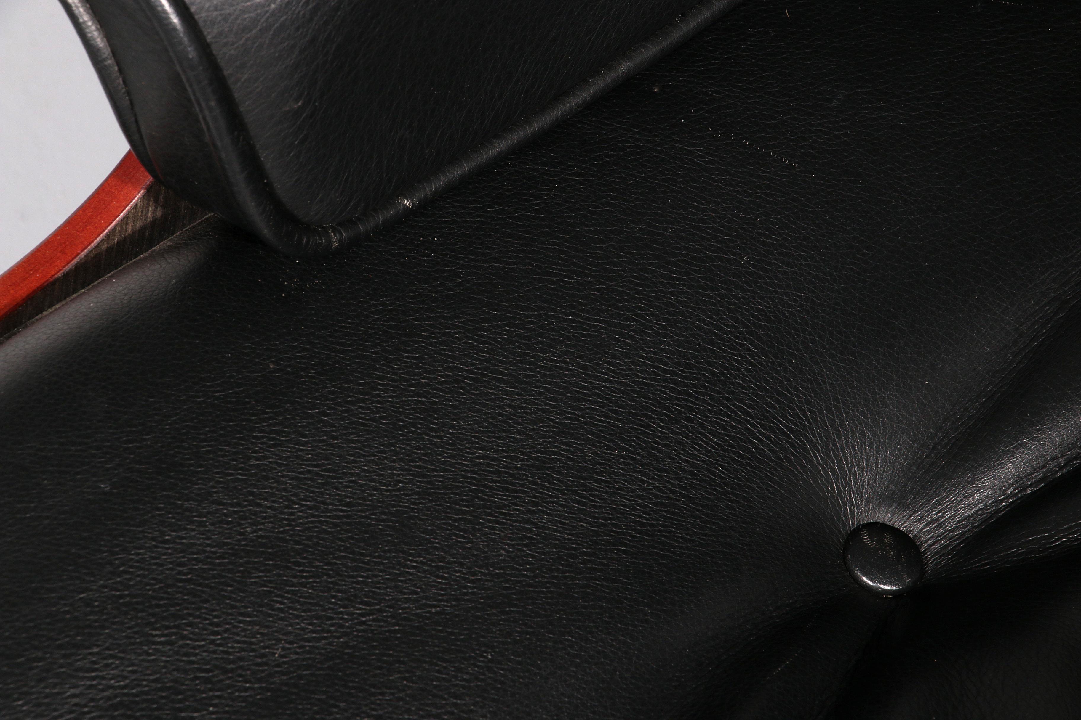 Vitra Eames Lounge Chair & Ottoman in Black leather 5