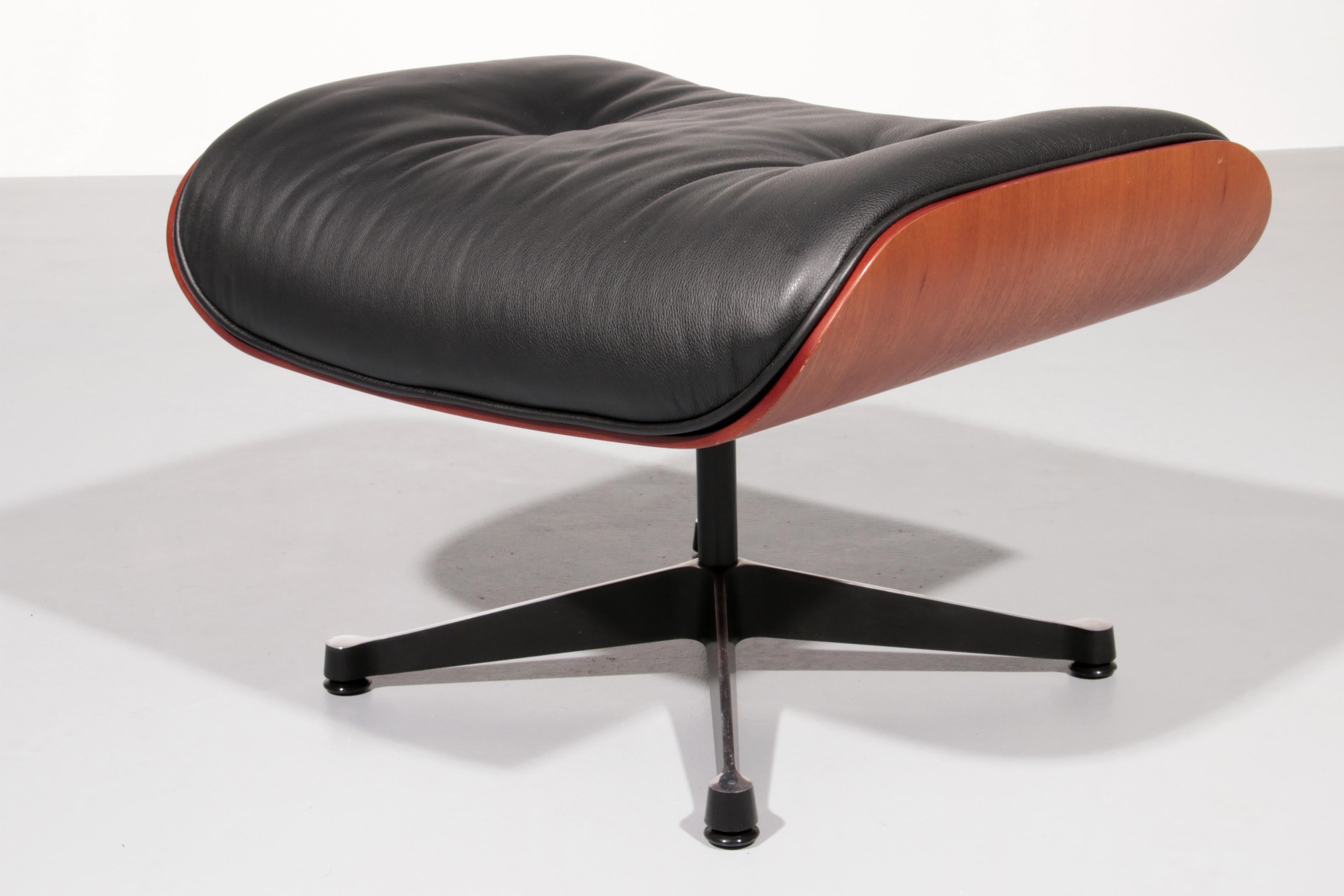 Vitra Eames Lounge Chair & Ottoman in Black leather 11