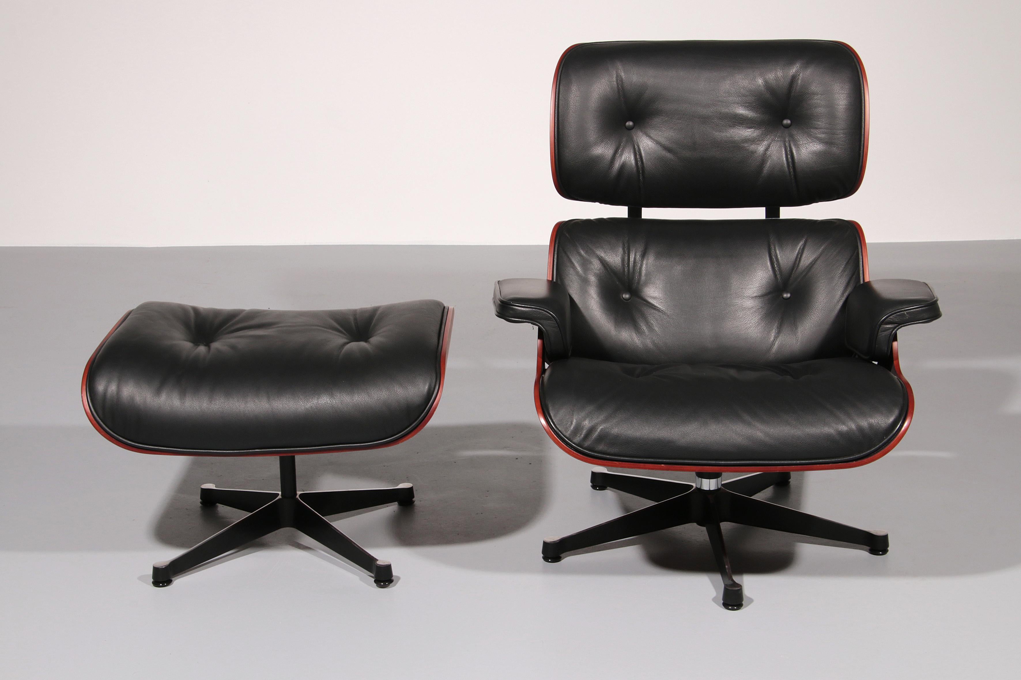 Mid-Century Modern Vitra Eames Lounge Chair & Ottoman in Black leather