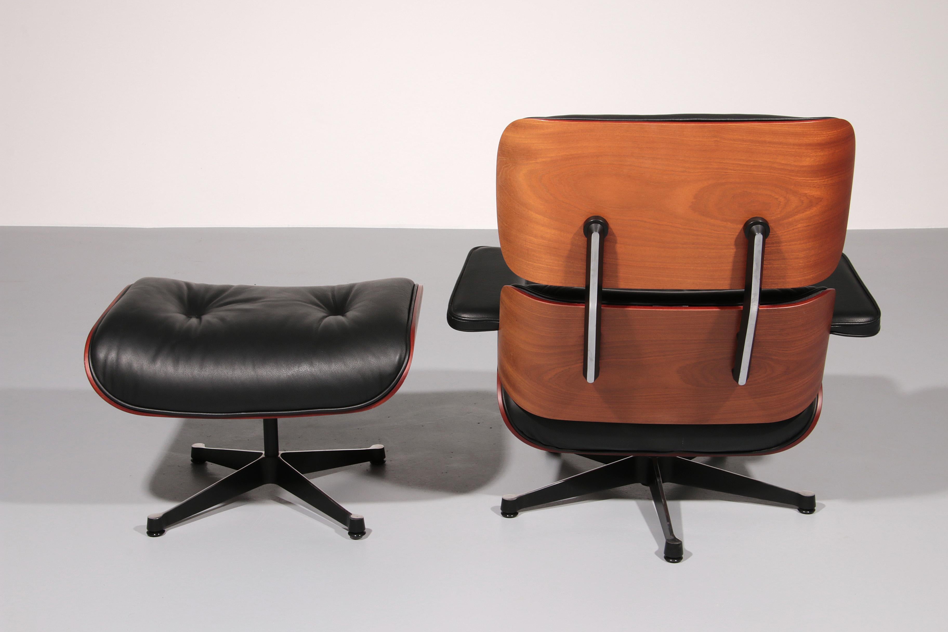 Vitra Eames Lounge Chair & Ottoman in Black leather In Good Condition In Oirlo, LI