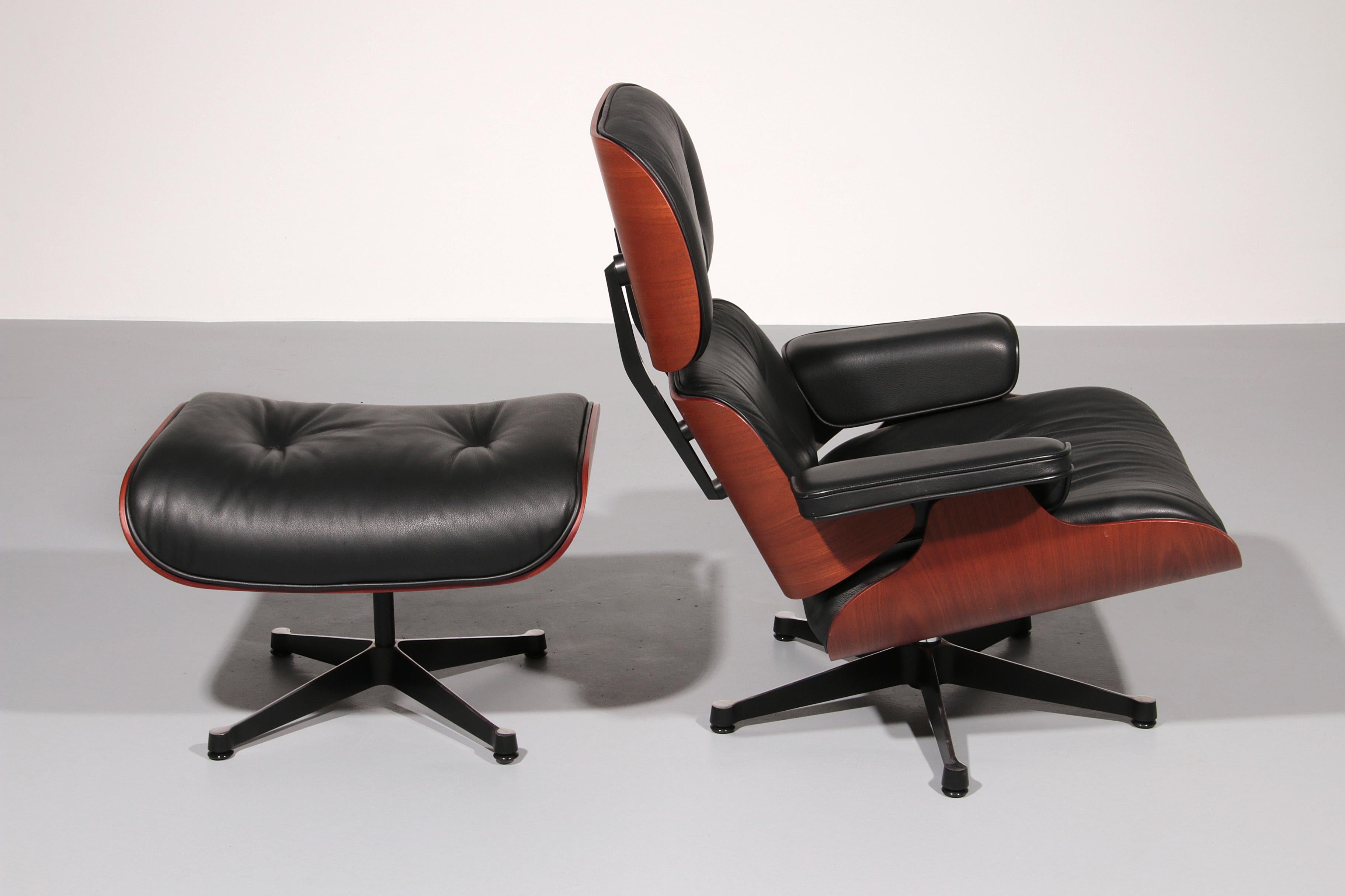 Contemporary Vitra Eames Lounge Chair & Ottoman in Black leather