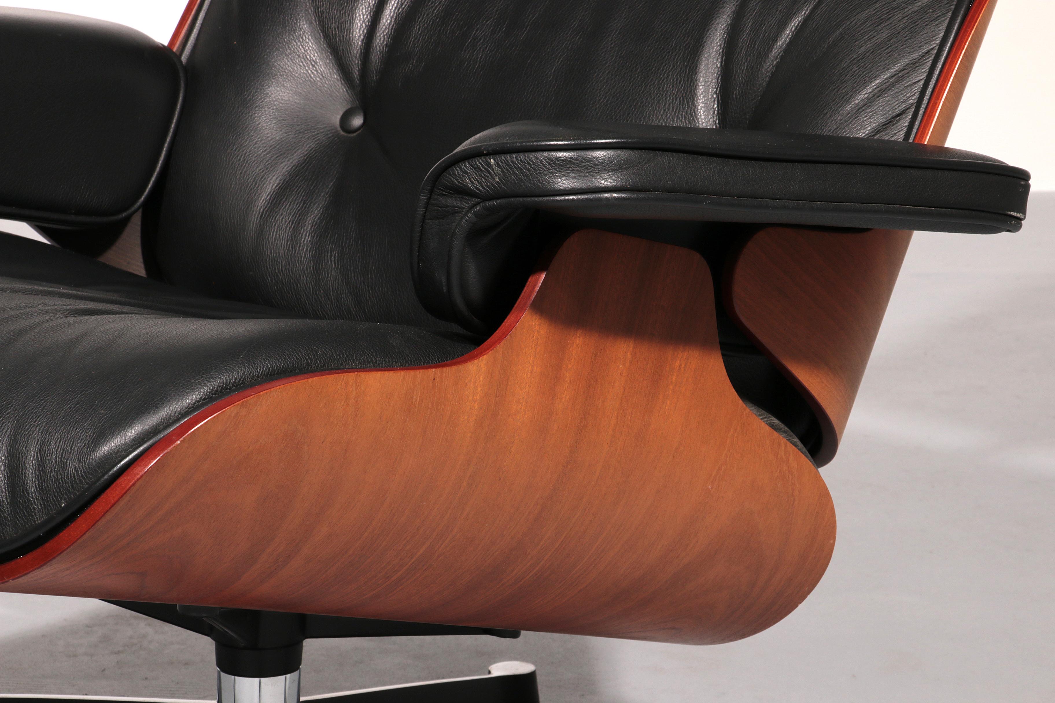 Vitra Eames Lounge Chair & Ottoman in Black leather 2