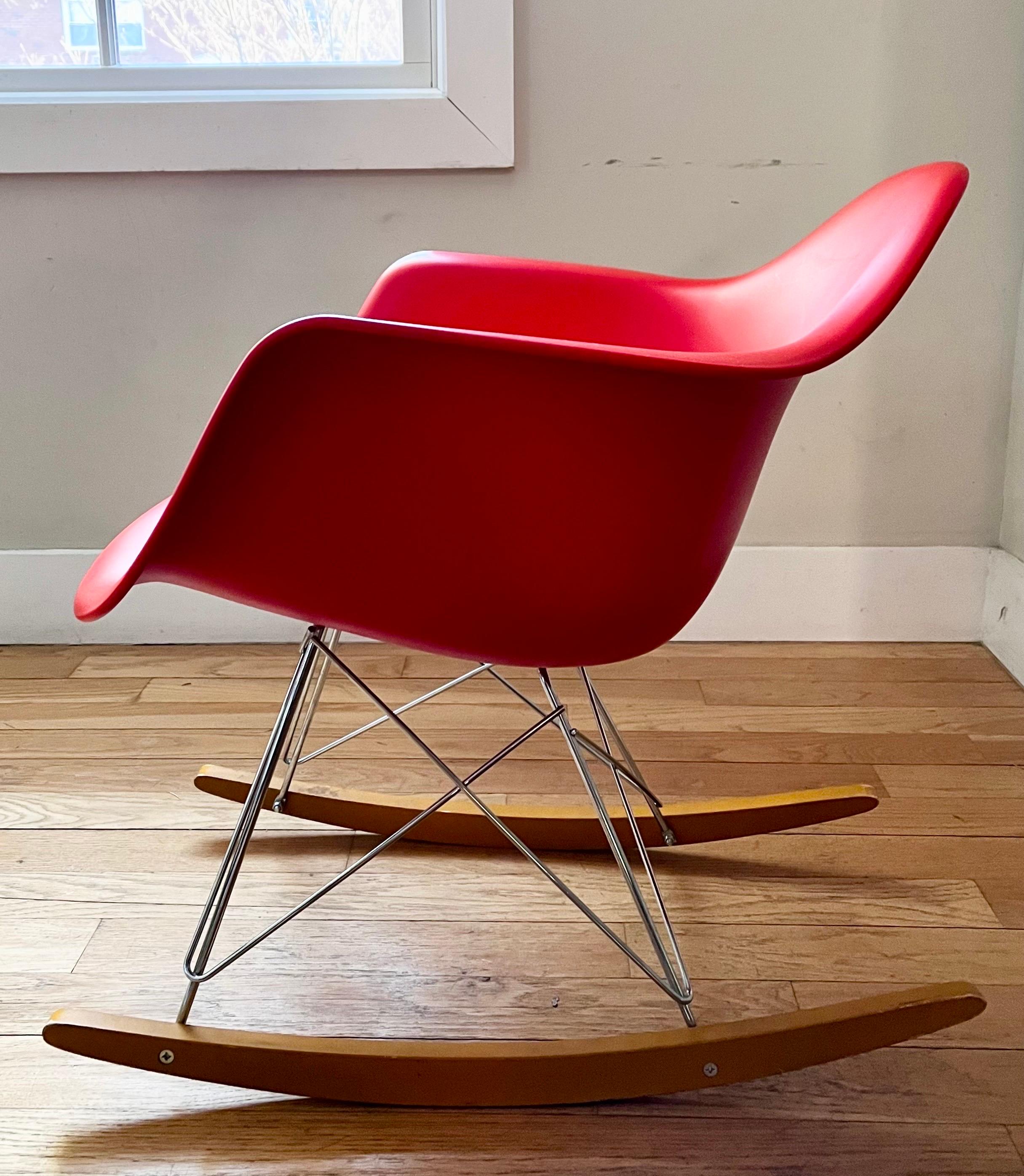 Mid-Century moderno Sedia a dondolo in plastica Vitra Eames RE RAR di Charles and Ray Eames in vendita