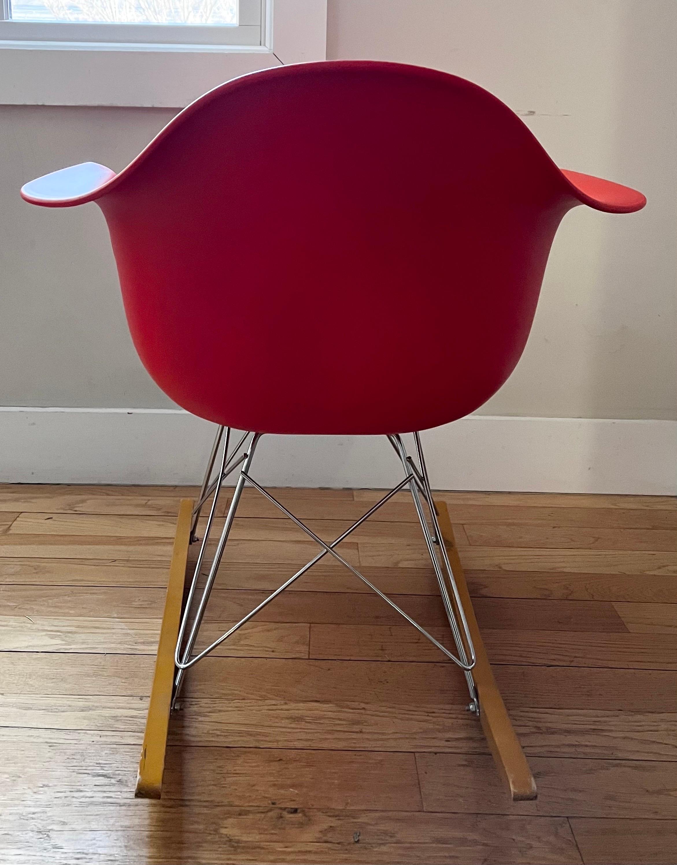 Americano Sedia a dondolo in plastica Vitra Eames RE RAR di Charles and Ray Eames in vendita