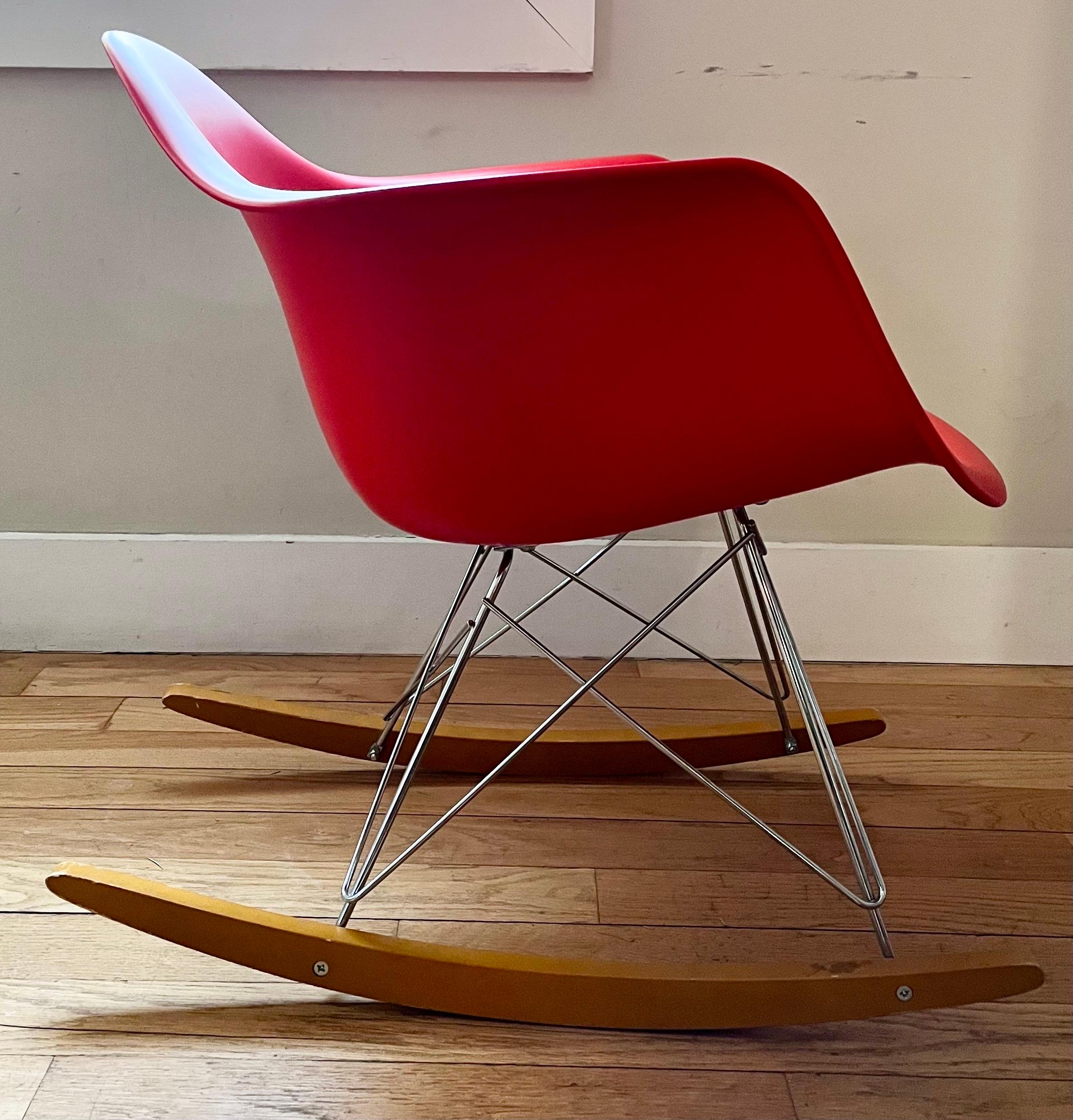 Sedia a dondolo in plastica Vitra Eames RE RAR di Charles and Ray Eames In condizioni buone in vendita a Philadelphia, PA