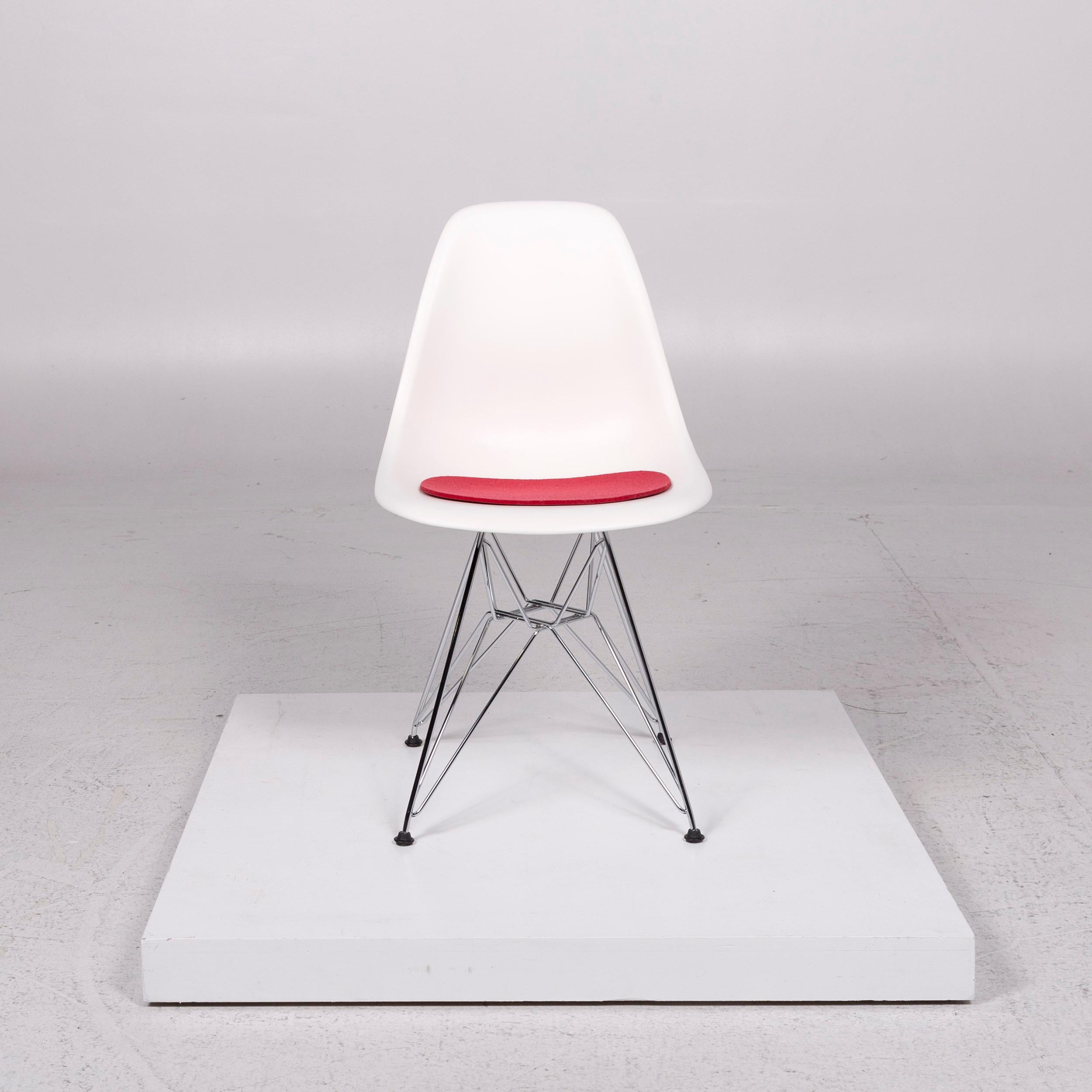 German Vitra Eames Plastic Side Chair DSR White Plastic Chair White incl. Upholstery