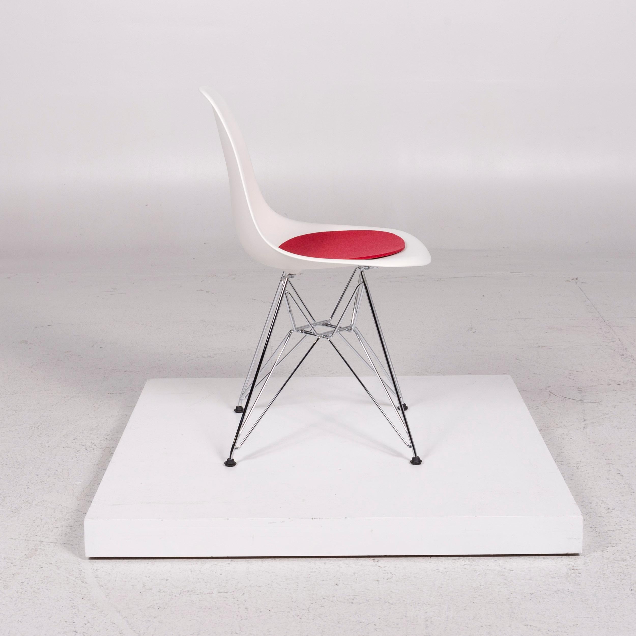 Vitra Eames Plastic Side Chair DSR White Plastic Chair White incl. Upholstery In Excellent Condition In Cologne, DE